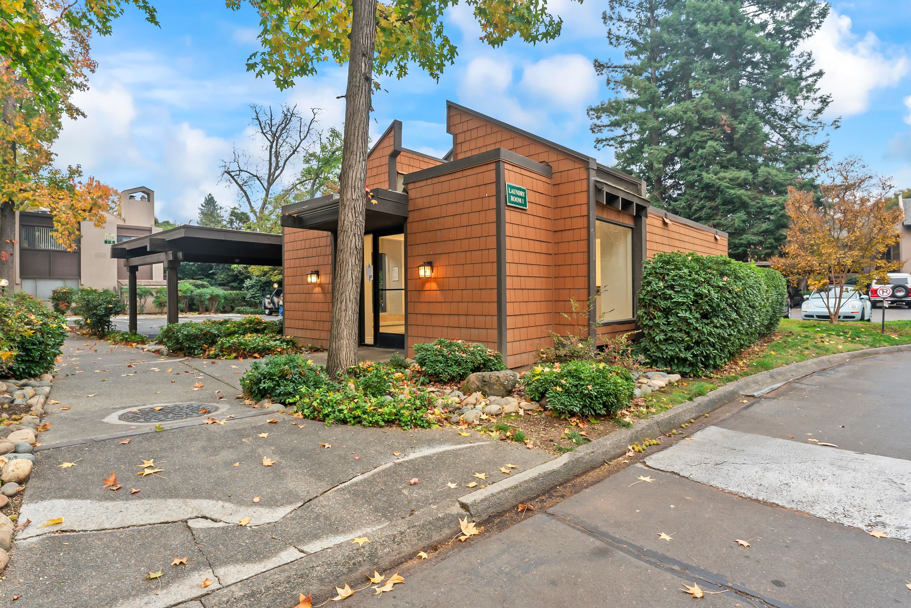  709 Woodside Lane East #2, Sacramento, CA 95825 - 物件實景