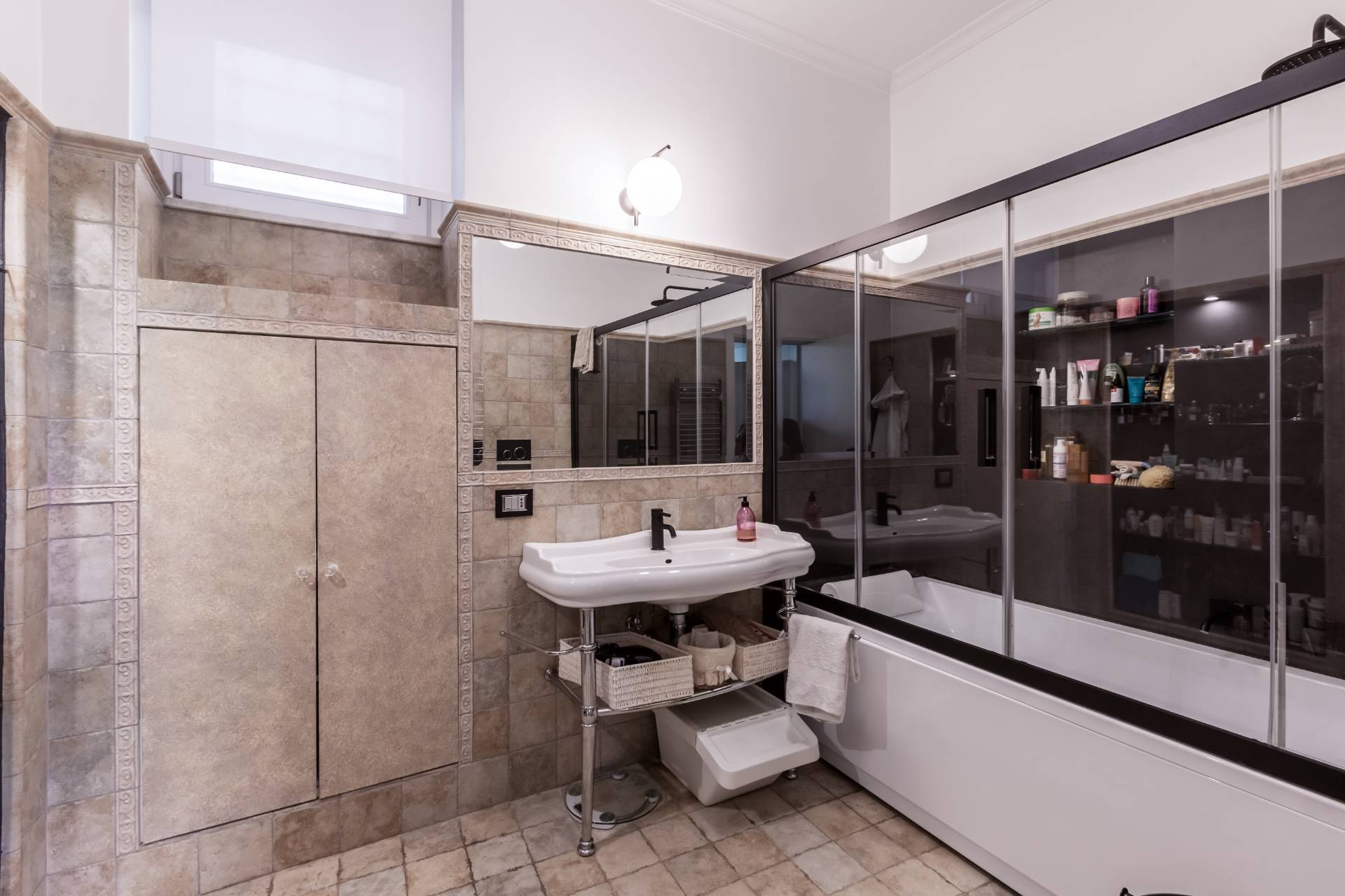 Roma, Roma, 00100, IT, 4 Bedrooms Bedrooms, ,4 BathroomsBathrooms,Residential,For Sale,1993511