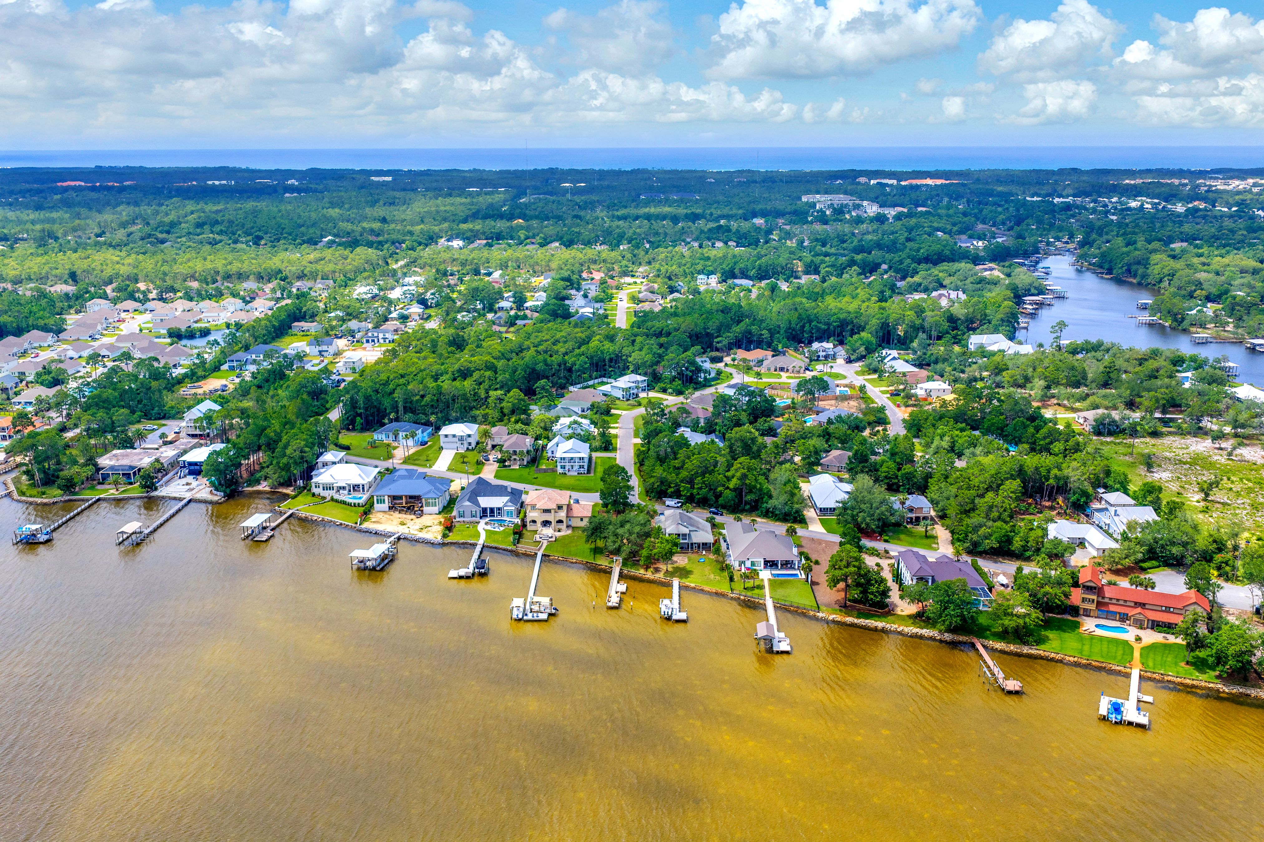  Move-In Ready Brick Home with Spacious Fenced Backyard Near the Bay - 物件實景