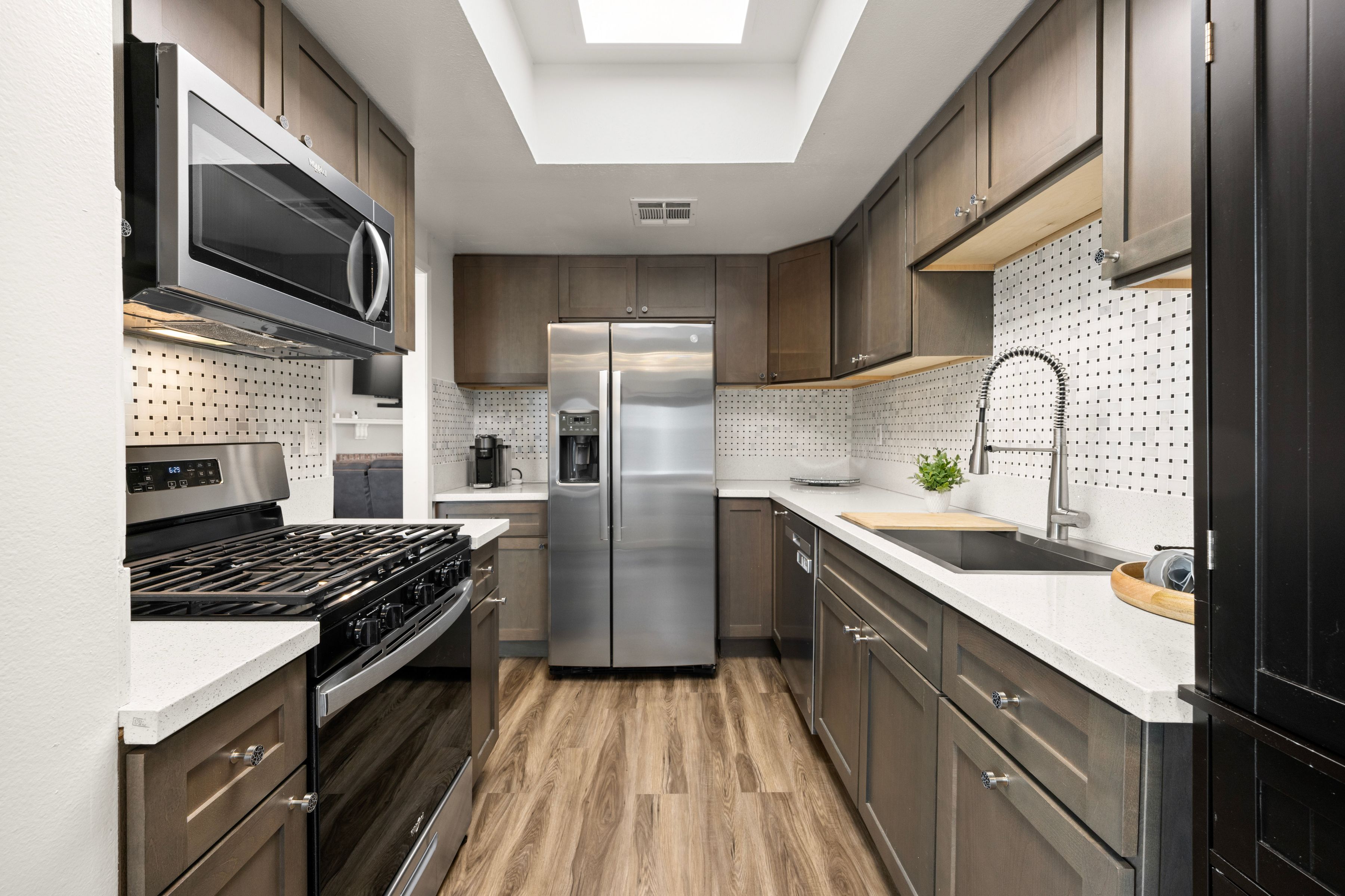  6540 Hayvenhurst Avenue #3 - 物件實景