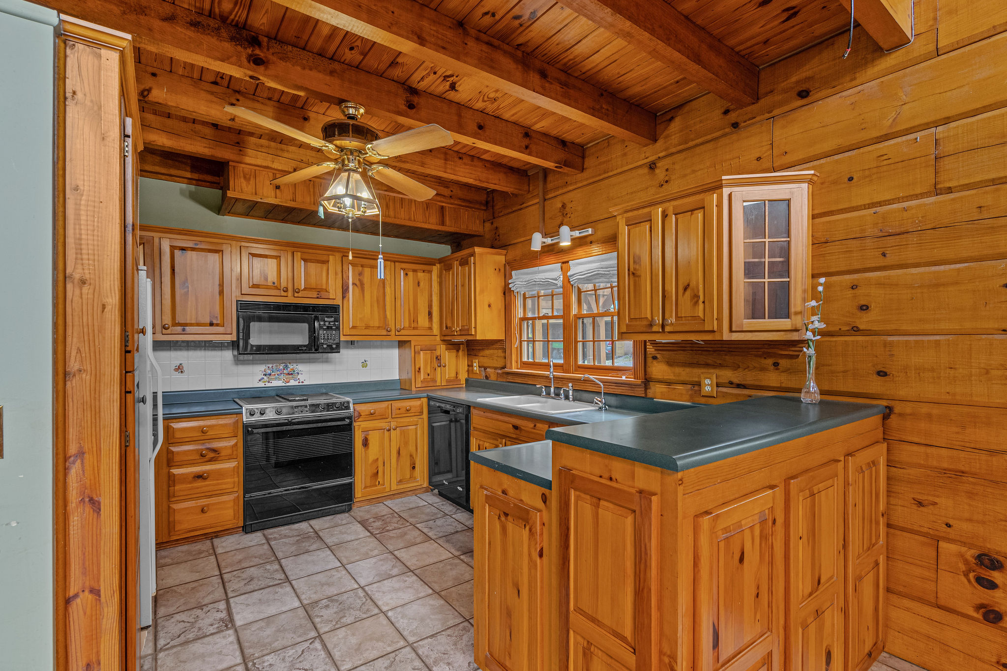 Dandridge, Tennessee, 37725, United States, 2 Bedrooms Bedrooms, ,2 BathroomsBathrooms,Residential,For Sale,1928860