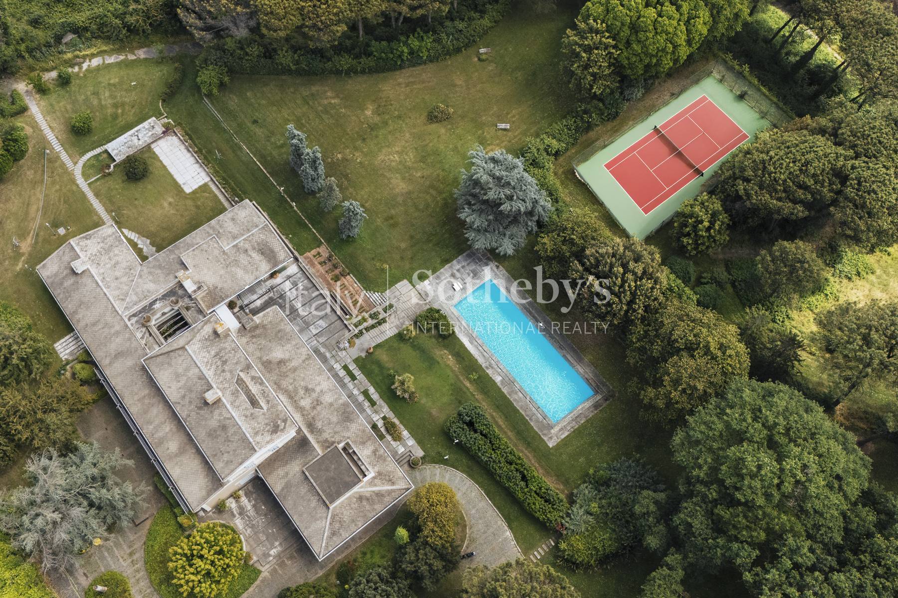  Iconic mansion immersed in a private park with pool - 物件實景