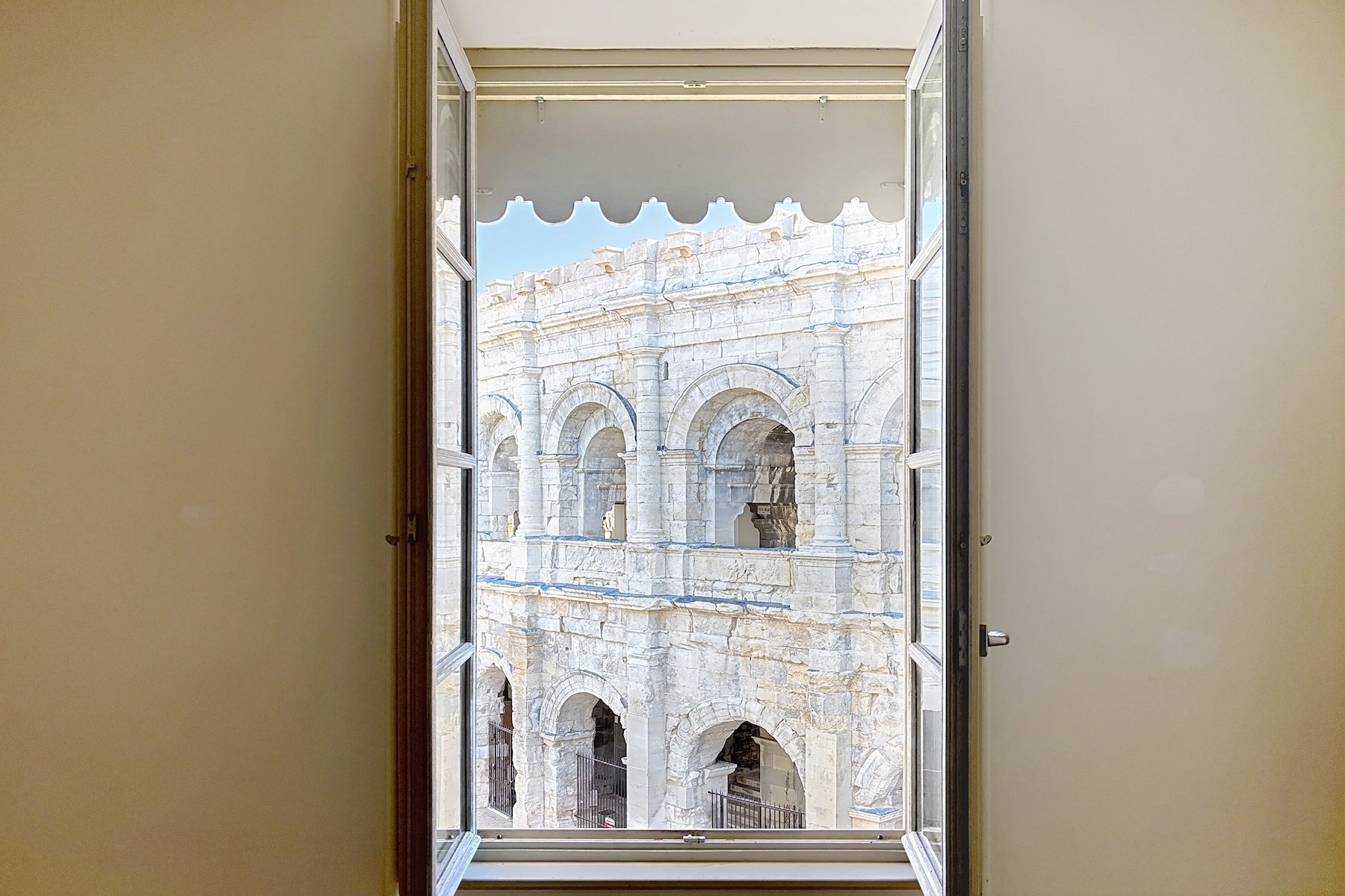  Sophisticated Apartment Facing the Iconic Nîmes Arena – A UNESCO-Listed Heritag… - 物件實景
