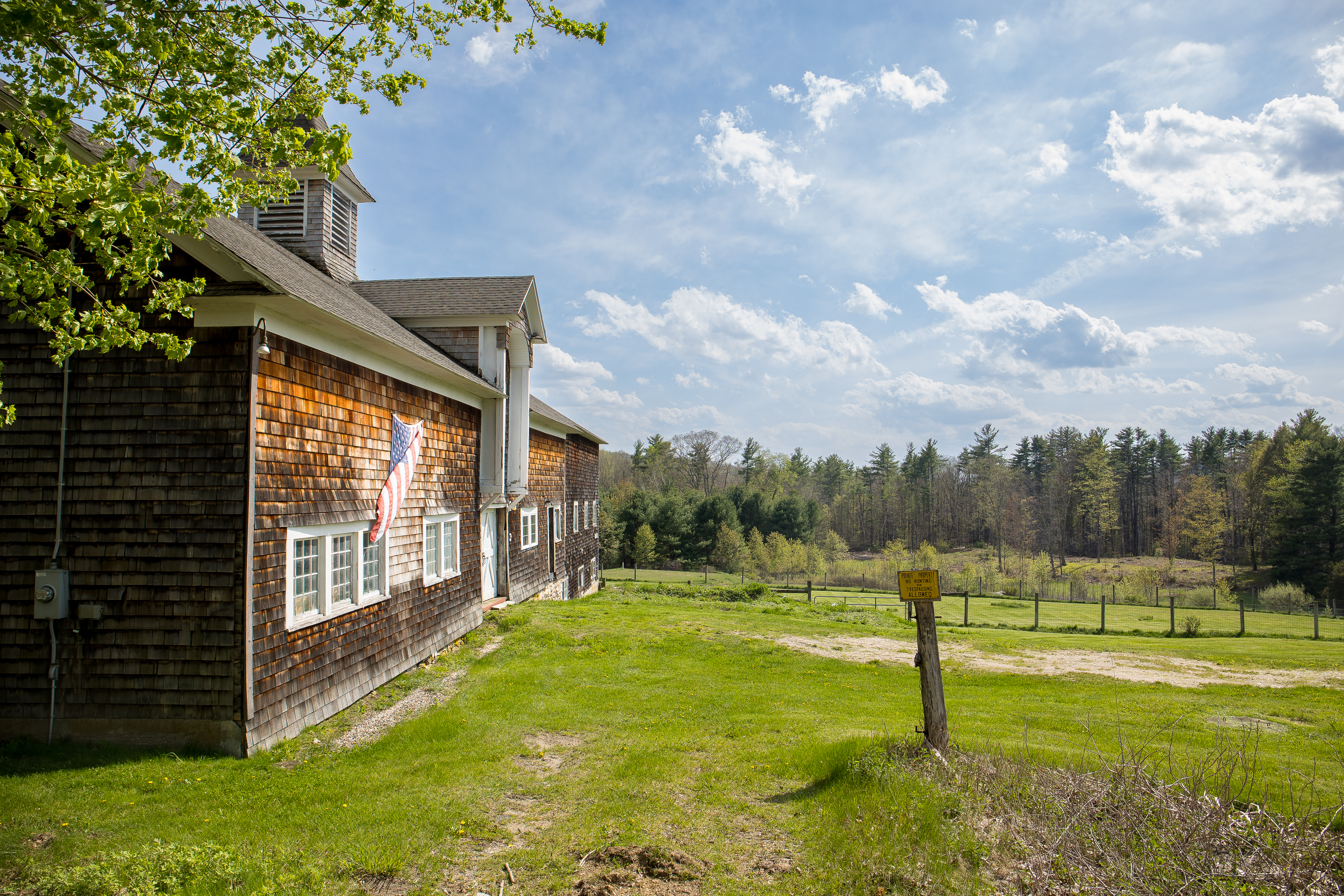  A Tranquil Berkshire Legacy: 22 Scenic Acres and a Landmark 3-Story Barn, Brookm - 物件實景