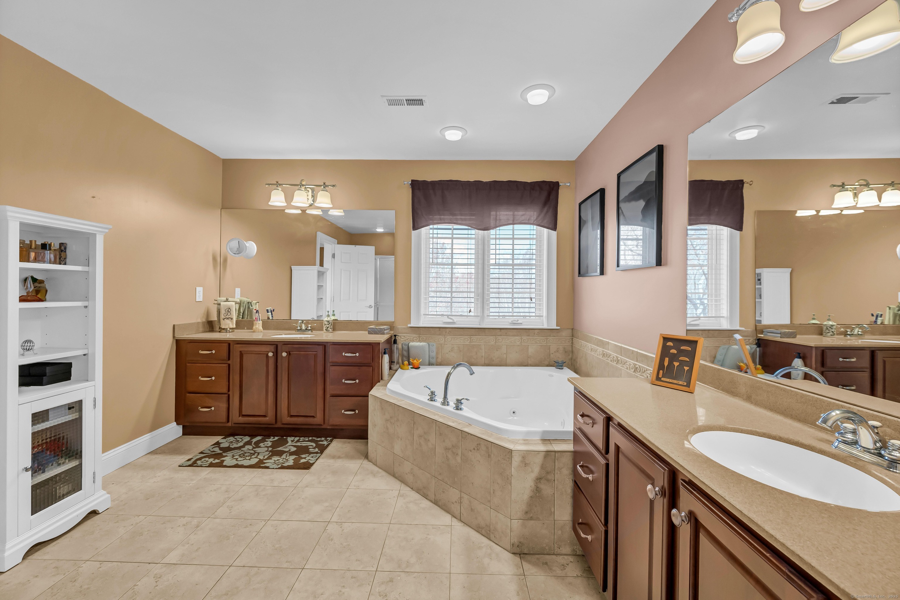 New Milford, Connecticut, 06776, United States, 4 Bedrooms Bedrooms, ,4 BathroomsBathrooms,Residential,For Sale,1987689