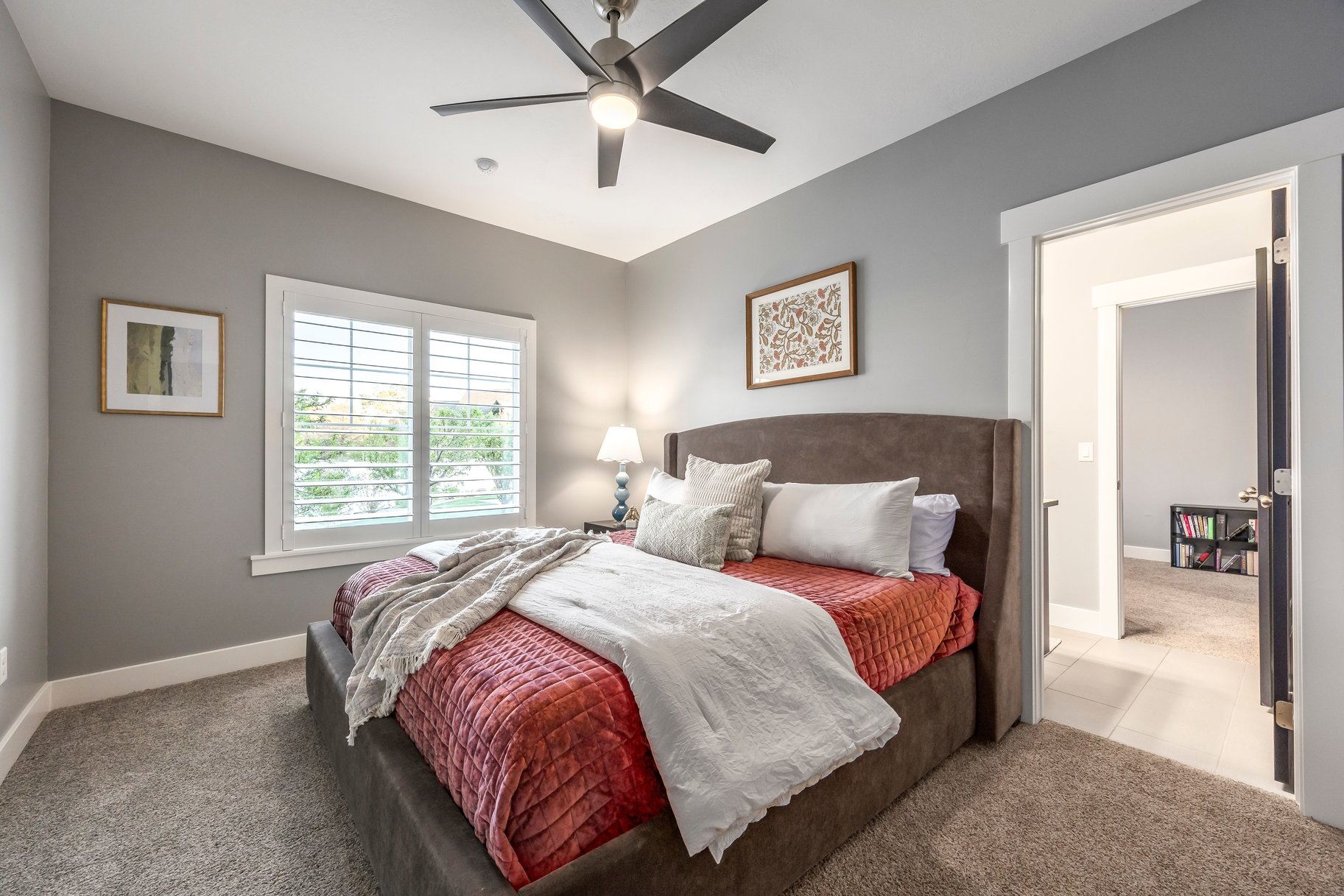  Beautiful Craftsman Rambler With Basement Apartment, Sports Pool and Pool House - 物件實景