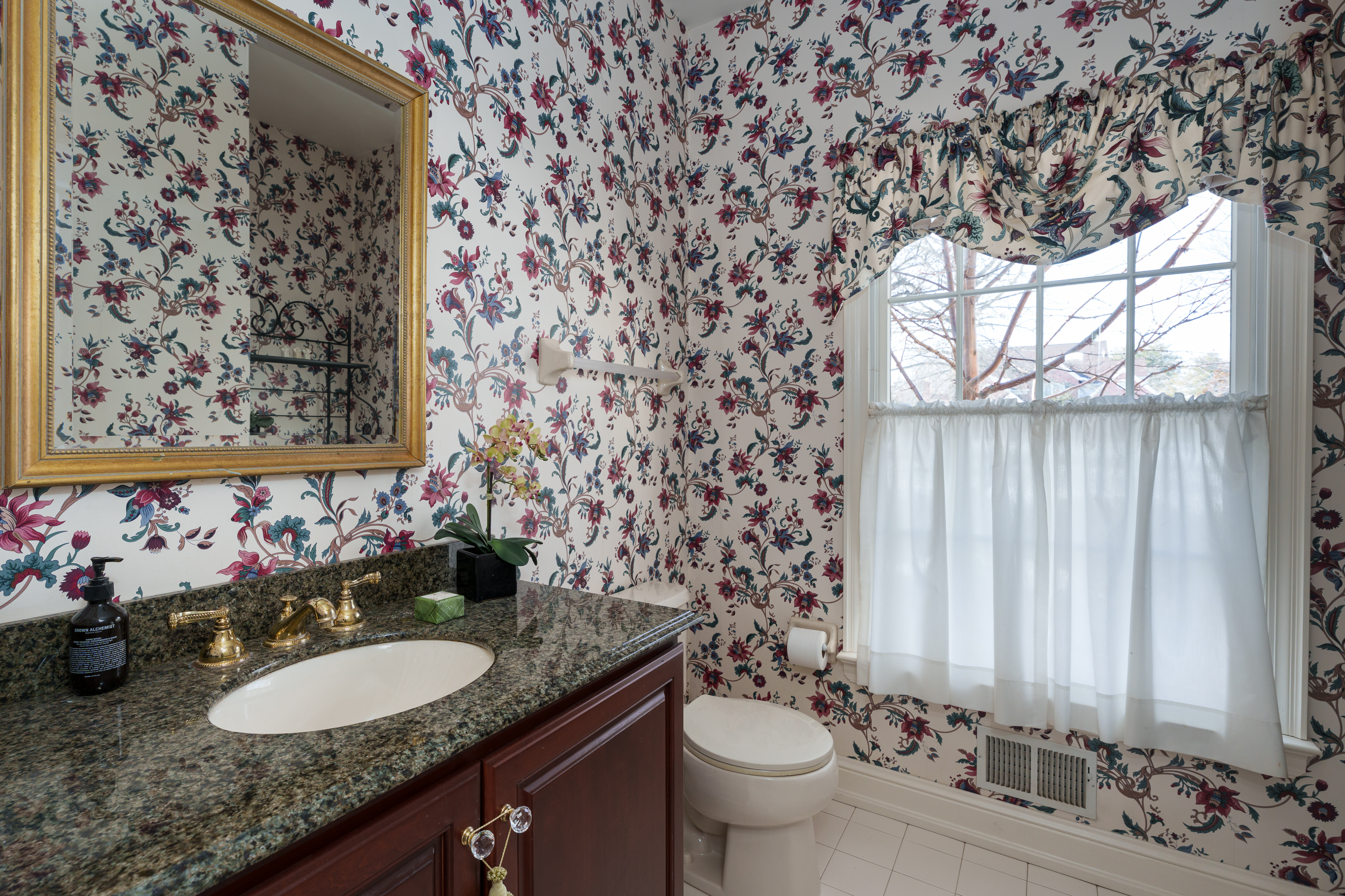  Architecturally Distinct with Greenhouse, Sunroom, and Updated Kitchen - 物件實景