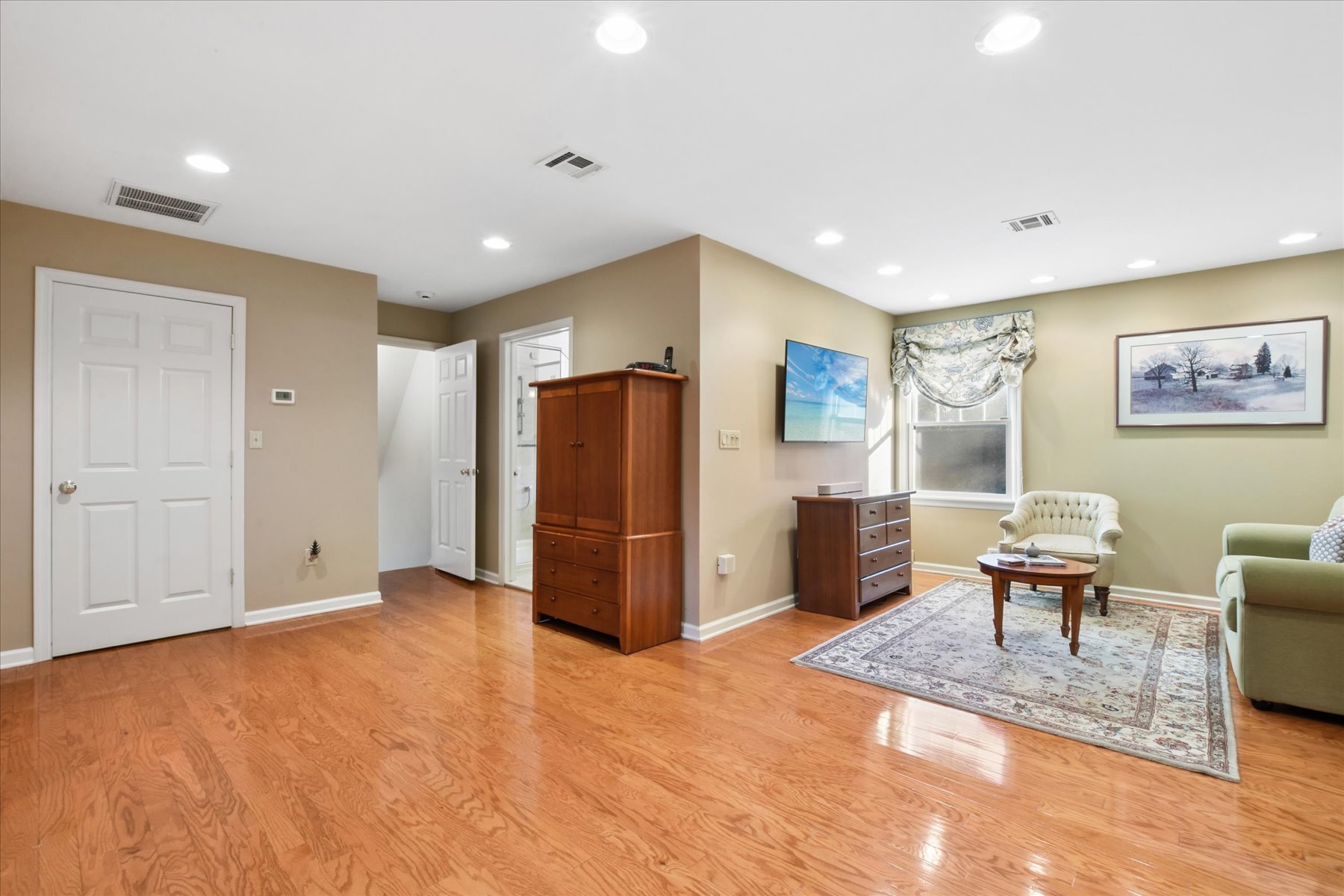  Split Level Home Offers Generous Living Spaces and Inviting Outdoor Areas - 物件實景