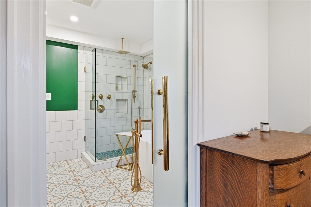 Holyoke, Massachusetts, 01040, United States, 5 Bedrooms Bedrooms, ,4 BathroomsBathrooms,Residential,For Sale,1991316