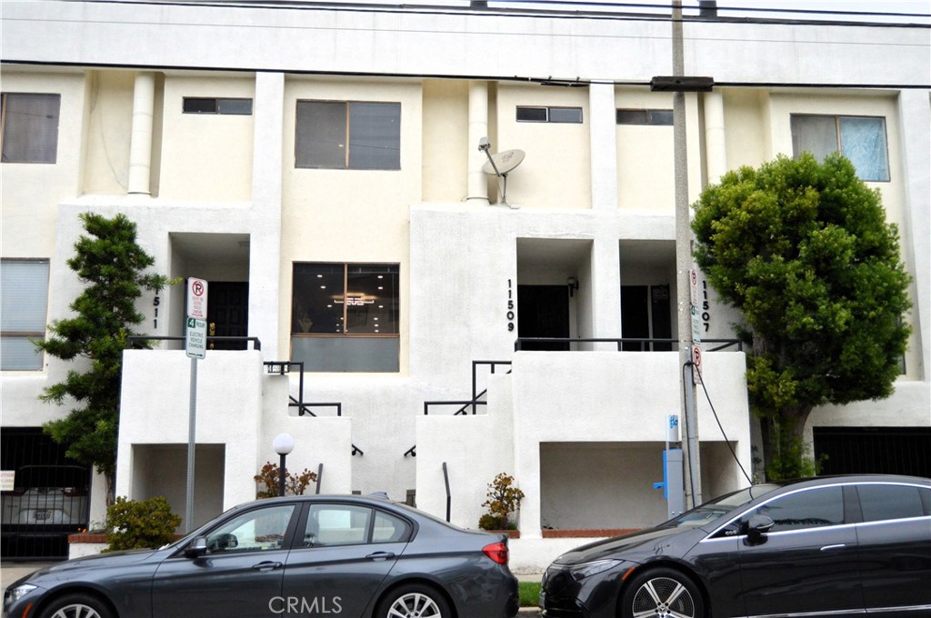 Los Angeles, California, 90025, United States, 2 Bedrooms Bedrooms, ,3 BathroomsBathrooms,Residential,For Sale,1900779