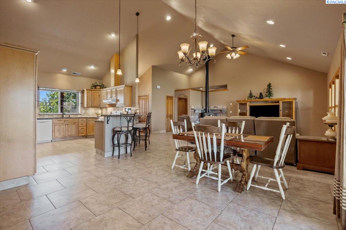 Richland, Washington, 99352, United States, 4 Bedrooms Bedrooms, ,2 BathroomsBathrooms,Residential,For Sale,1992938