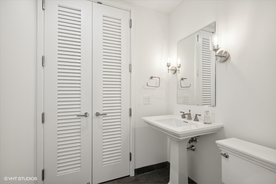 Chicago, Illinois, 60611, United States, 1 Bedroom Bedrooms, ,2 BathroomsBathrooms,Residential,For Sale,1966710