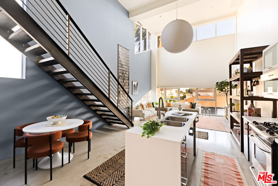 Los Angeles, California, 90038, United States, 2 Bedrooms Bedrooms, ,2 BathroomsBathrooms,Residential,For Sale,1917105