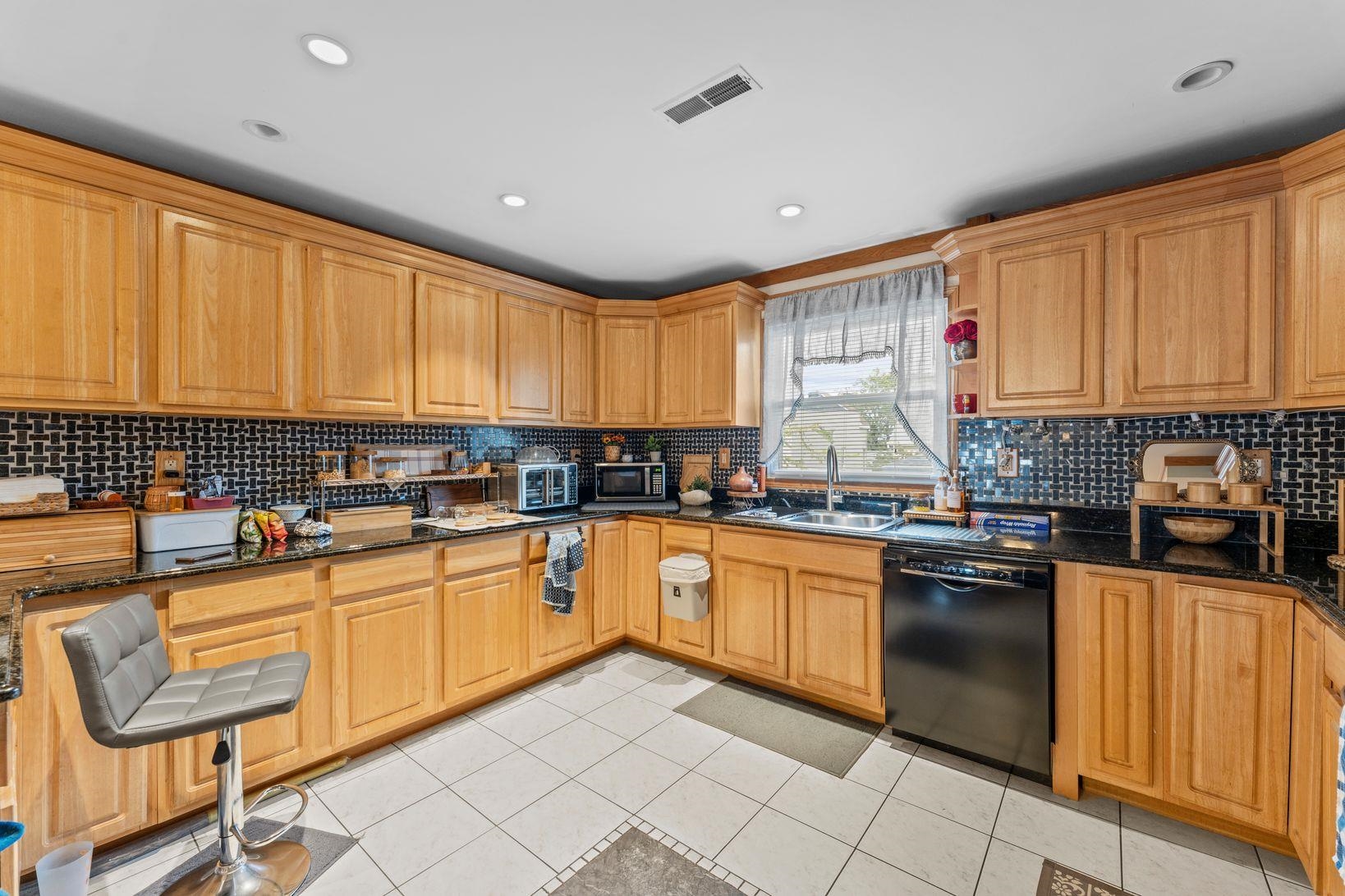 North Bergen, New Jersey, 07047, United States, 5 Bedrooms Bedrooms, ,5 BathroomsBathrooms,Residential,For Sale,2000699