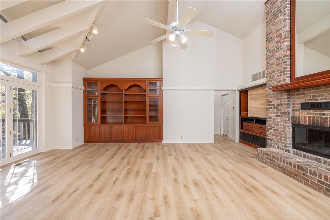 Fayetteville, Arkansas, 72703, United States, 3 Bedrooms Bedrooms, ,3 BathroomsBathrooms,Residential,For Sale,1989133