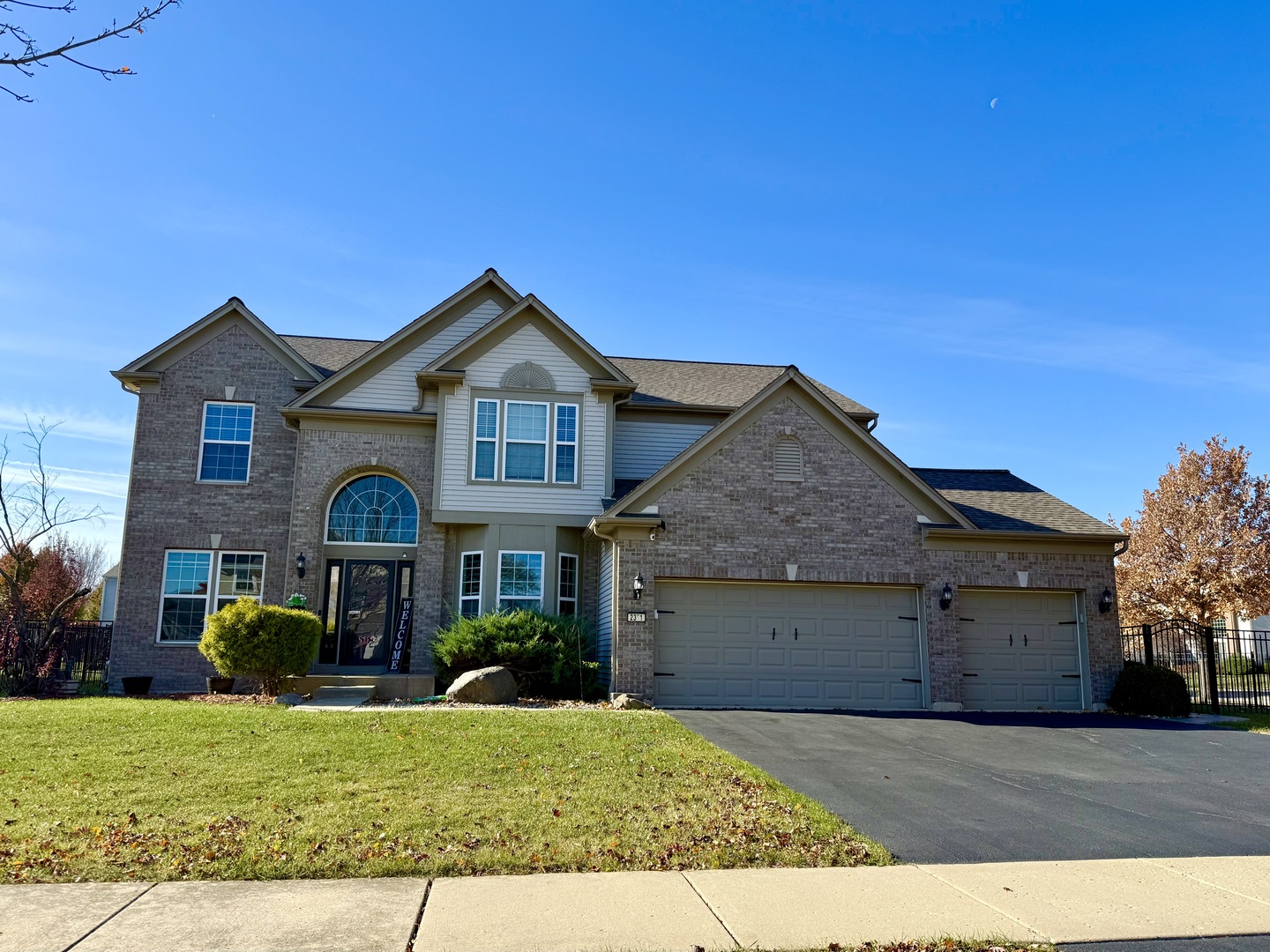 Yorkville, Illinois, 60560, United States, 4 Bedrooms Bedrooms, ,5 BathroomsBathrooms,Residential,For Sale,1991709