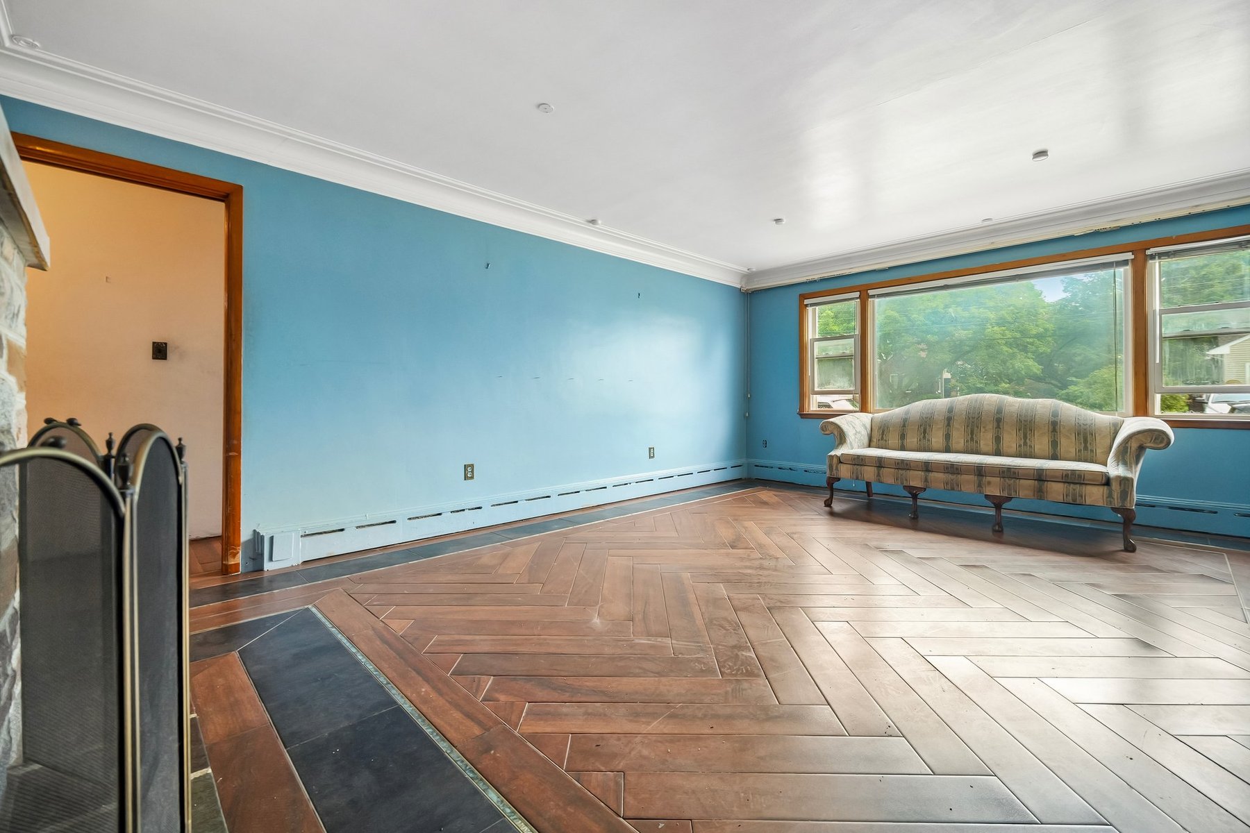  Charming Brick Ranch Home Ready for Your Vision - 物件實景