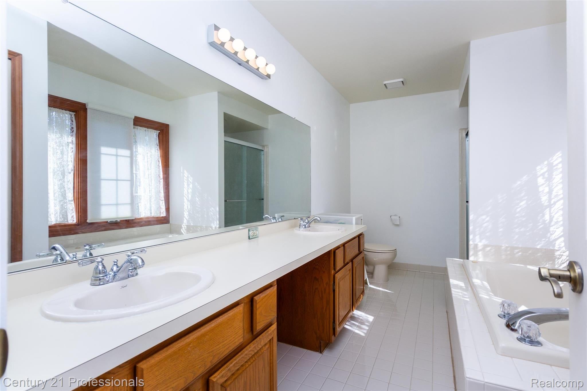 Troy, Michigan, 48084, United States, 4 Bedrooms Bedrooms, ,3 BathroomsBathrooms,Residential,For Sale,1976121