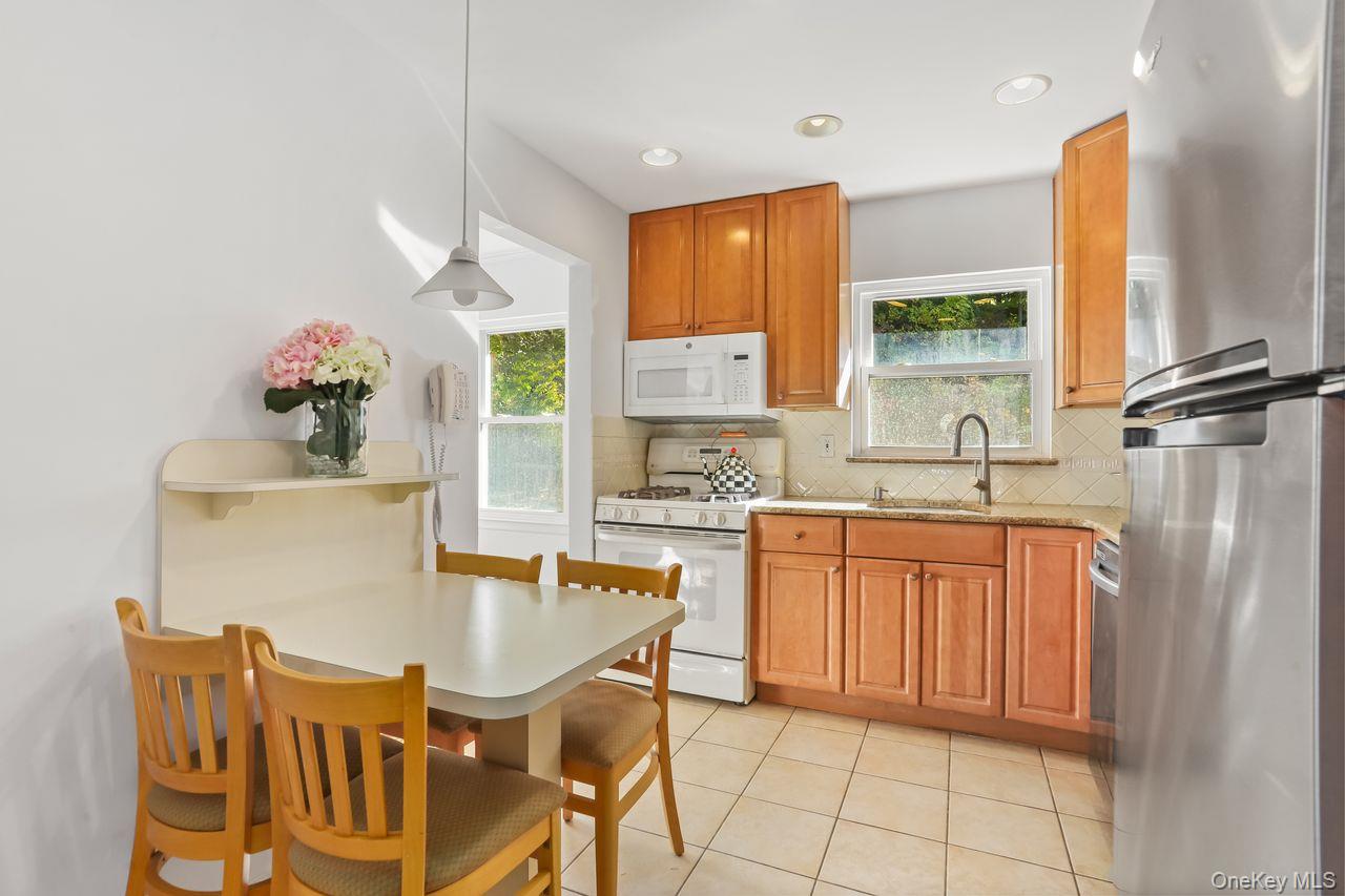 Yonkers, New York, 10710, United States, 4 Bedrooms Bedrooms, ,2 BathroomsBathrooms,Residential,For Sale,1991098