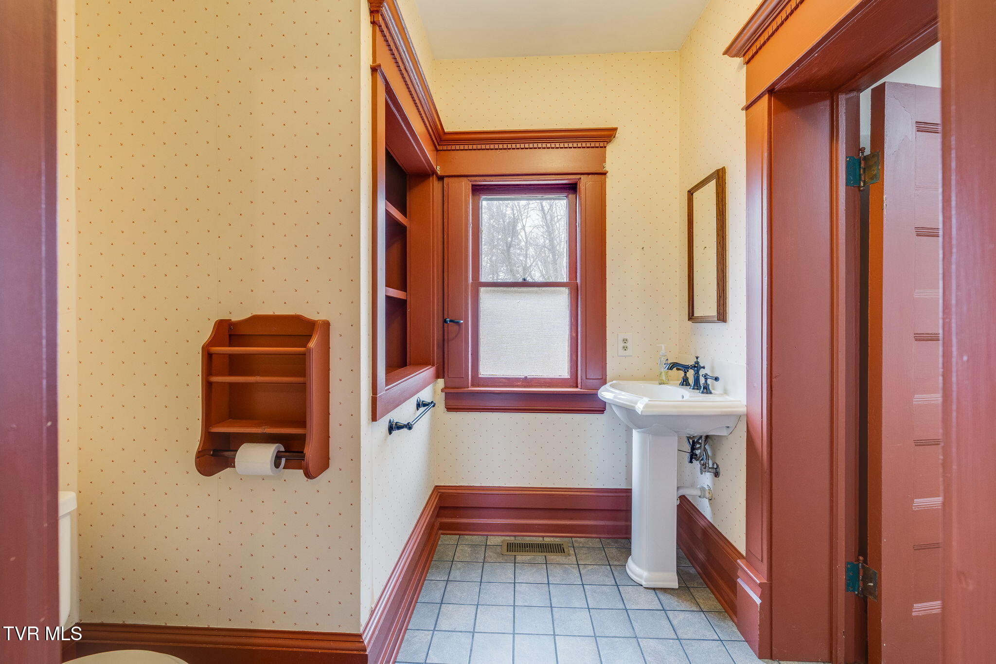 Bristol, Tennessee, 37620, United States, 4 Bedrooms Bedrooms, ,5 BathroomsBathrooms,Residential,For Sale,2005262