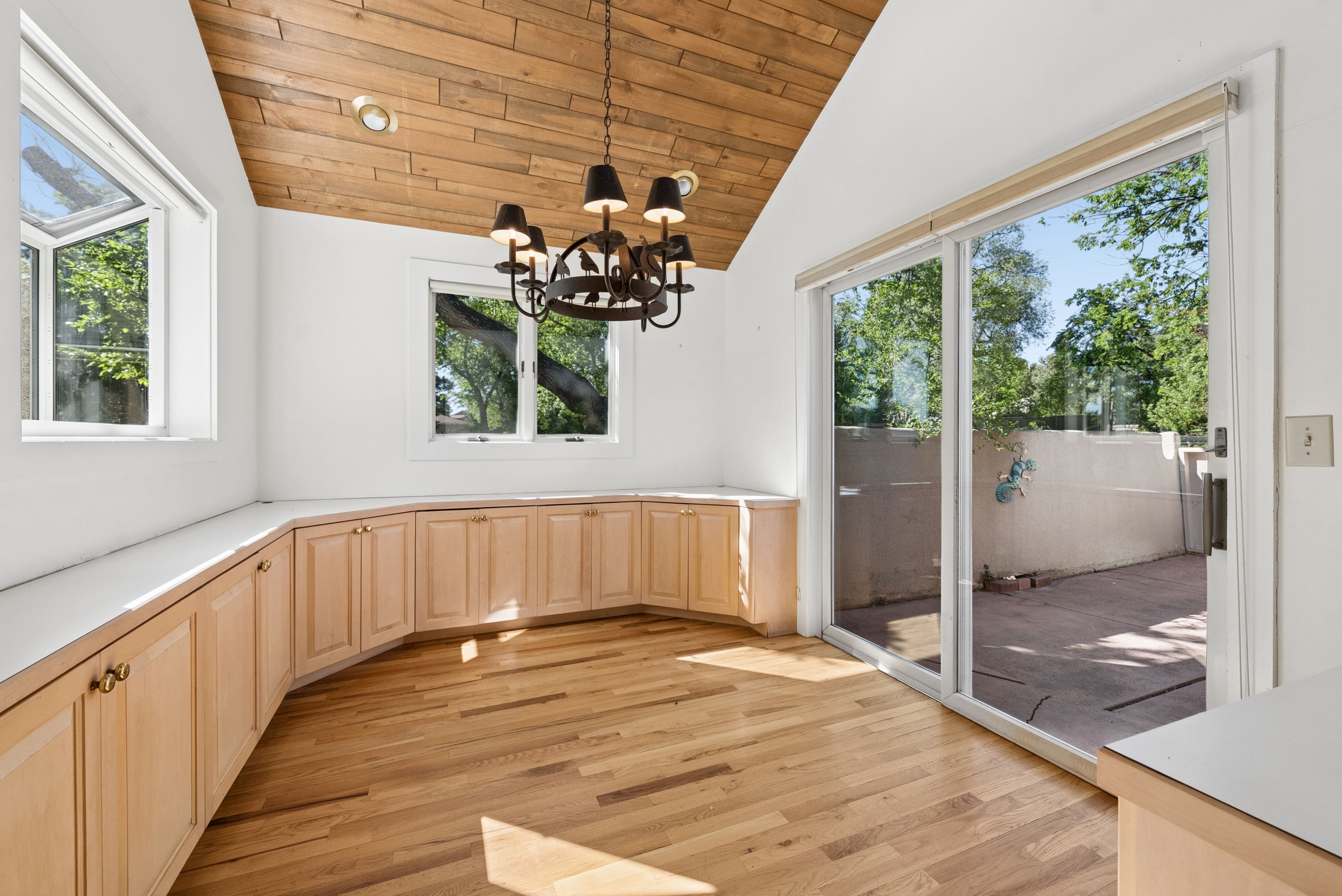  One-Level Broadmoor Living - 物件實景