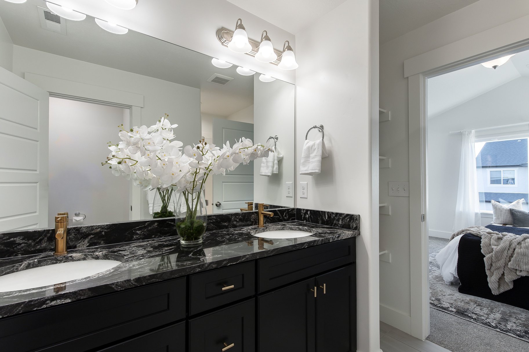  Stylish End-Unit Townhome - 物件實景