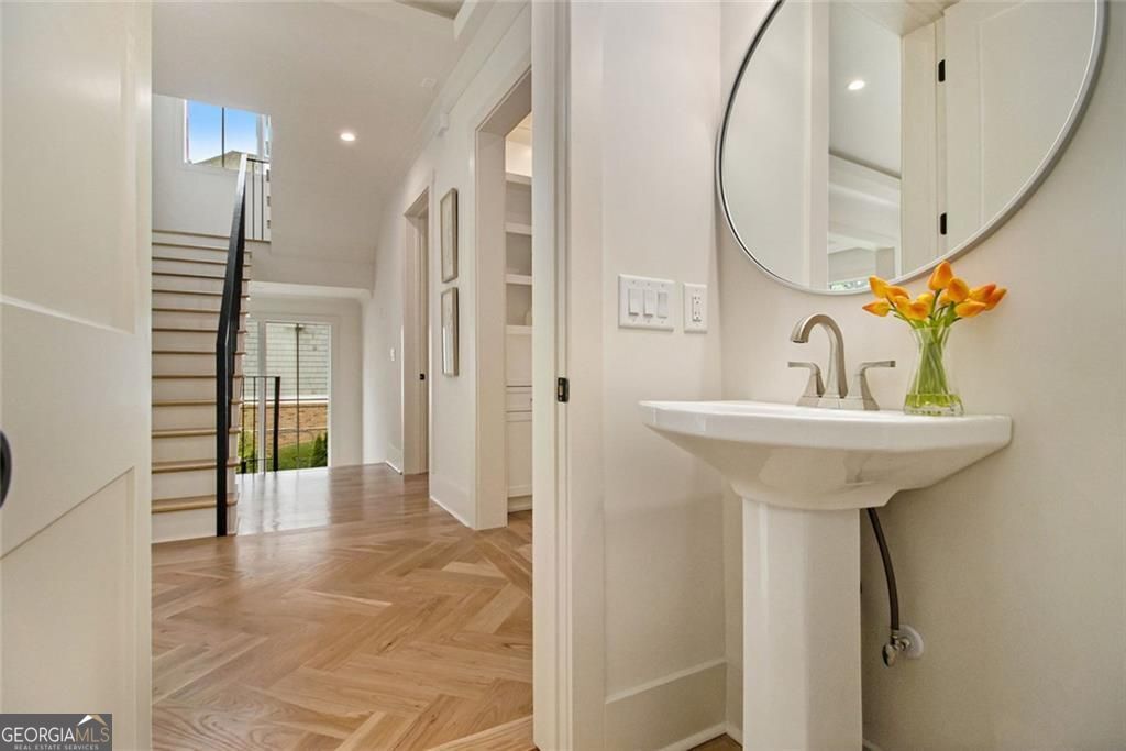 Atlanta, Georgia, 30342, United States, 6 Bedrooms Bedrooms, ,8 BathroomsBathrooms,Residential,For Sale,1858918