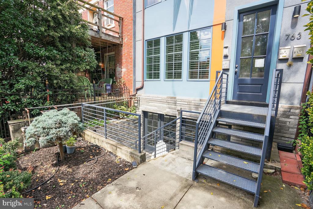 Washington, District of Columbia, 20010, United States, 2 Bedrooms Bedrooms, ,2 BathroomsBathrooms,Residential,For Sale,1975364