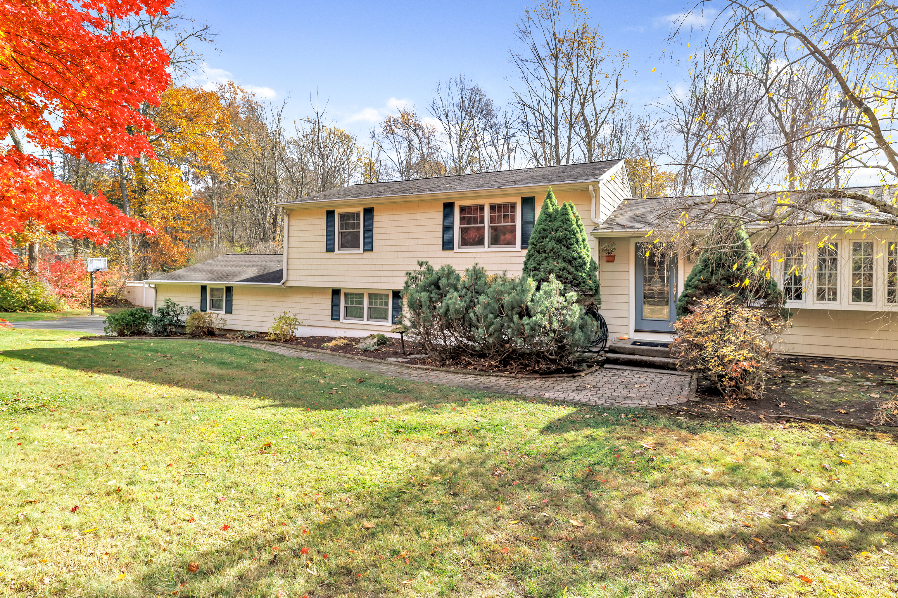 Monroe, Connecticut, 06468, United States, 4 Bedrooms Bedrooms, ,3 BathroomsBathrooms,Residential,For Sale,1989418