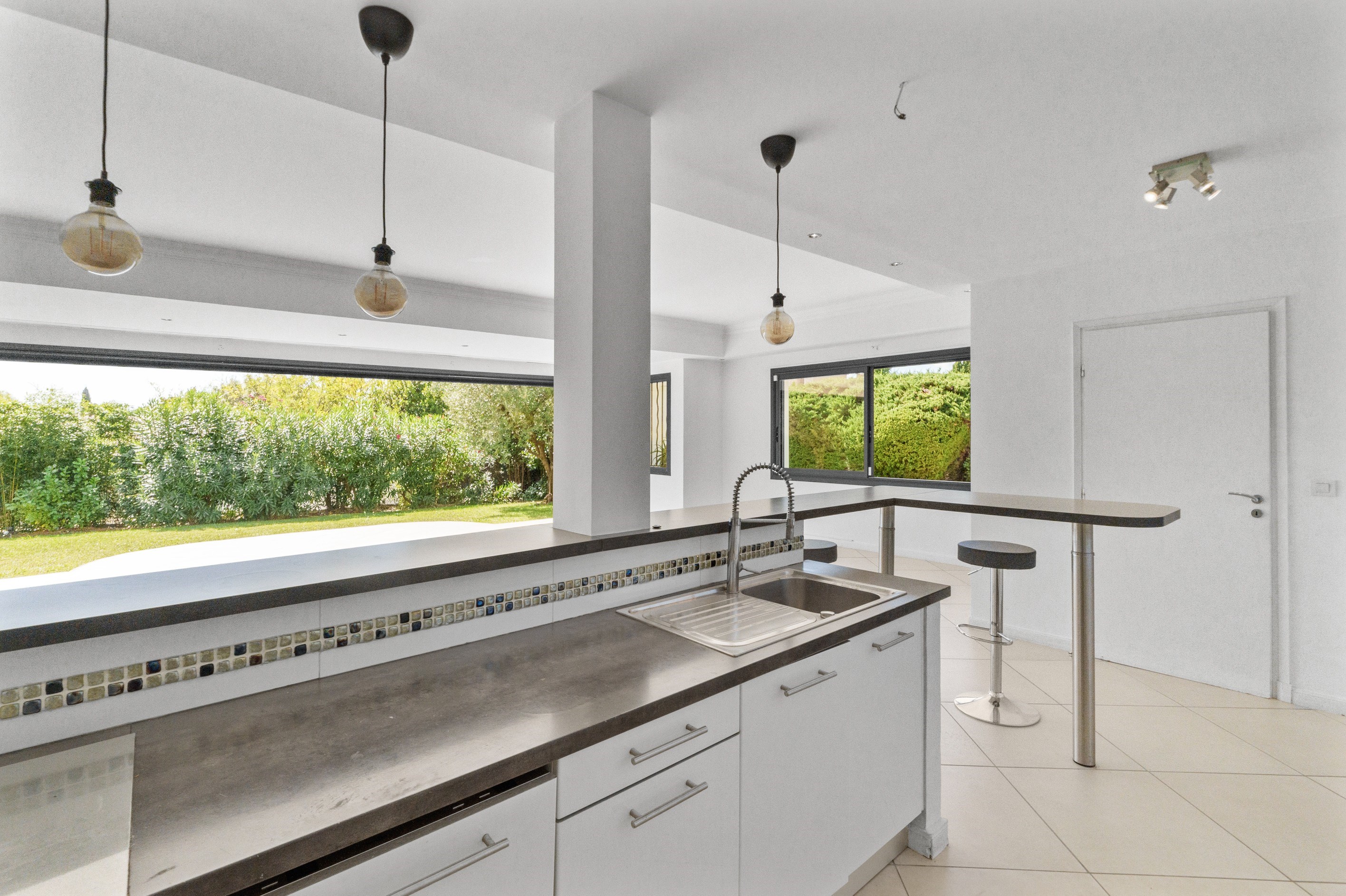  Contemporary single-storey villa with pool and pétanque court for sale in Mougi… - 物件實景