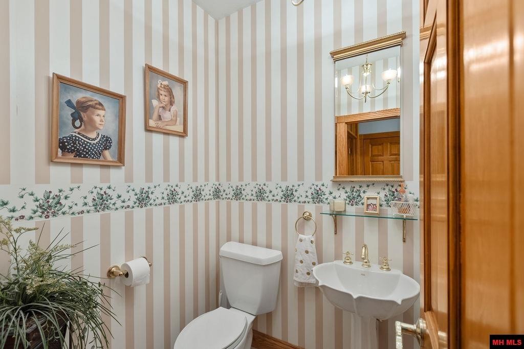 7922 HWY 201 SOUTH, Mountain Home, Arkansas, 72653, United States, 5 Bedrooms Bedrooms, ,6 BathroomsBathrooms,Residential,For Sale,7922 HWY 201 SOUTH,1266257