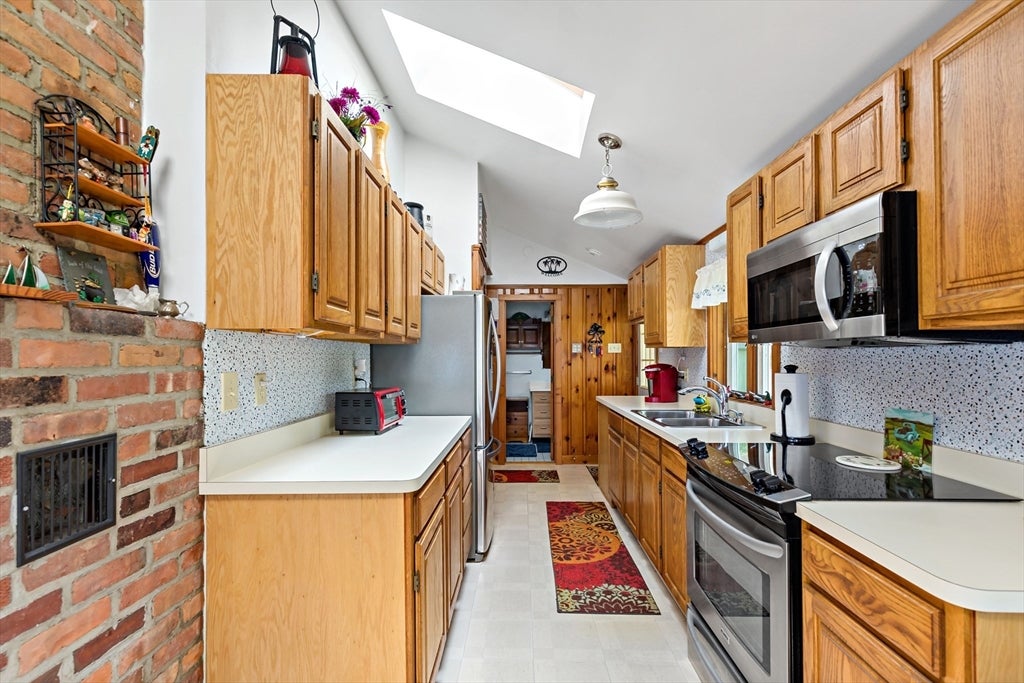 Lakeville, Massachusetts, 02347, United States, 2 Bedrooms Bedrooms, ,1 BathroomBathrooms,Residential,For Sale,1924540