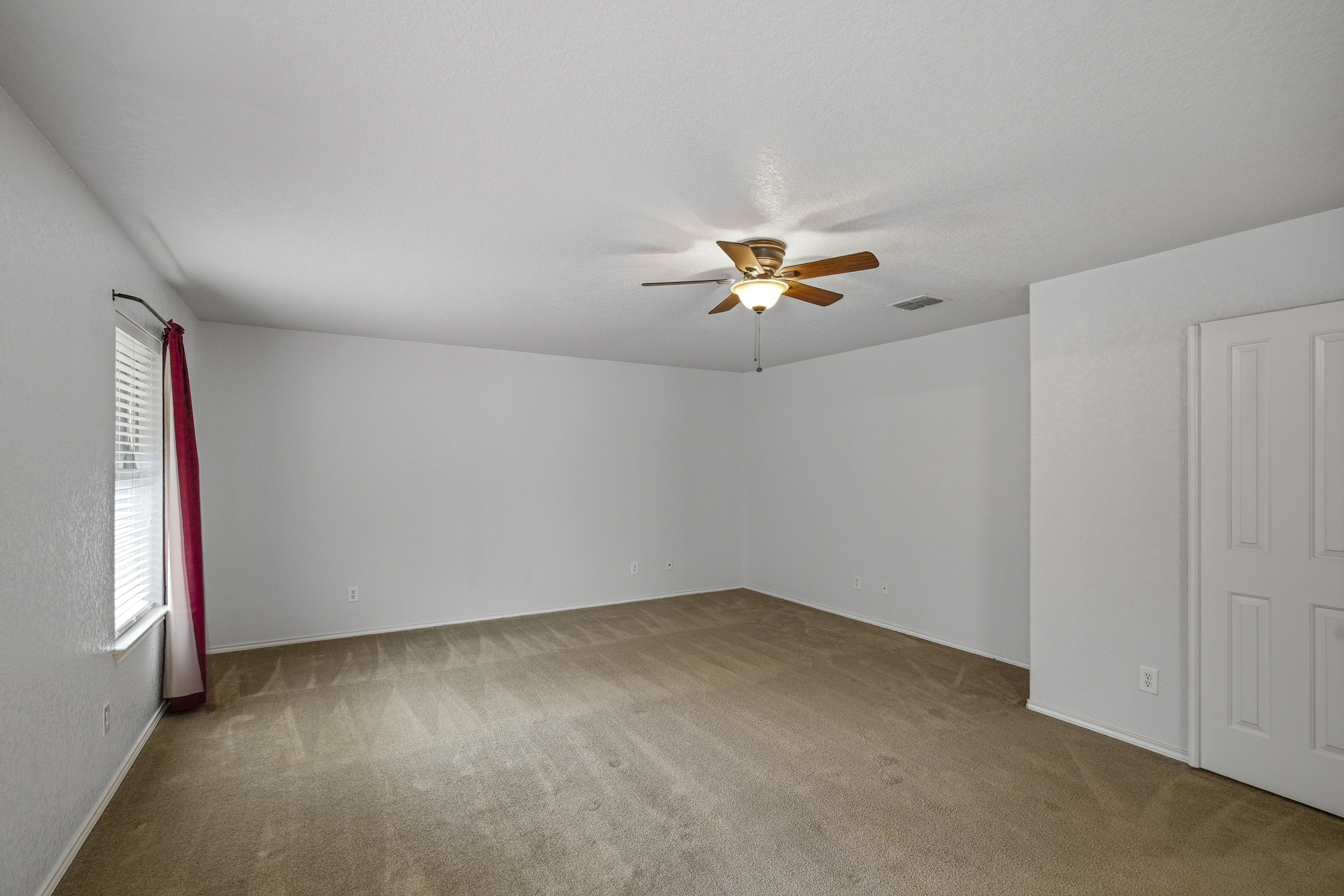  Serene Four Bedroom Home Backing to Greenbelt - 物件實景