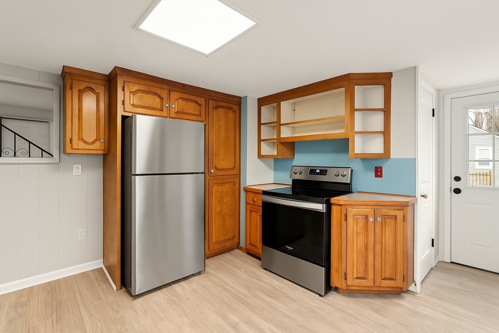 Stoughton, Massachusetts, 02072, United States, 5 Bedrooms Bedrooms, ,2 BathroomsBathrooms,Residential,For Sale,1989106