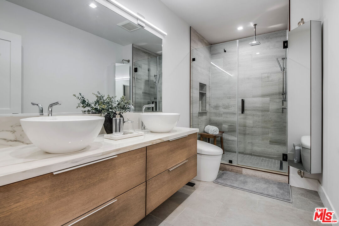 Beverly Hills, California, 90210, United States, 1 Bedroom Bedrooms, ,2 BathroomsBathrooms,Residential,For Sale,1902812