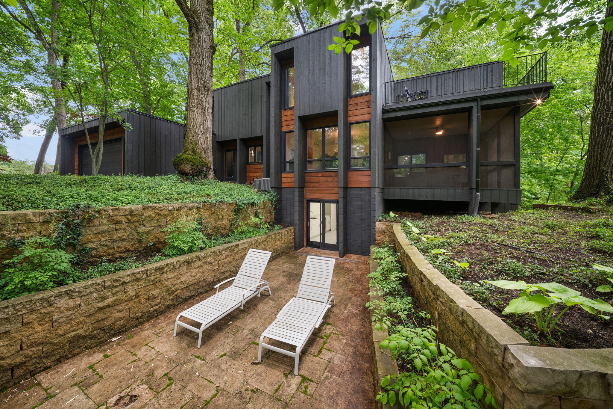  Modern Contemporary Home Nestled on a 1.3 Acre Wooded Lot - 物件實景