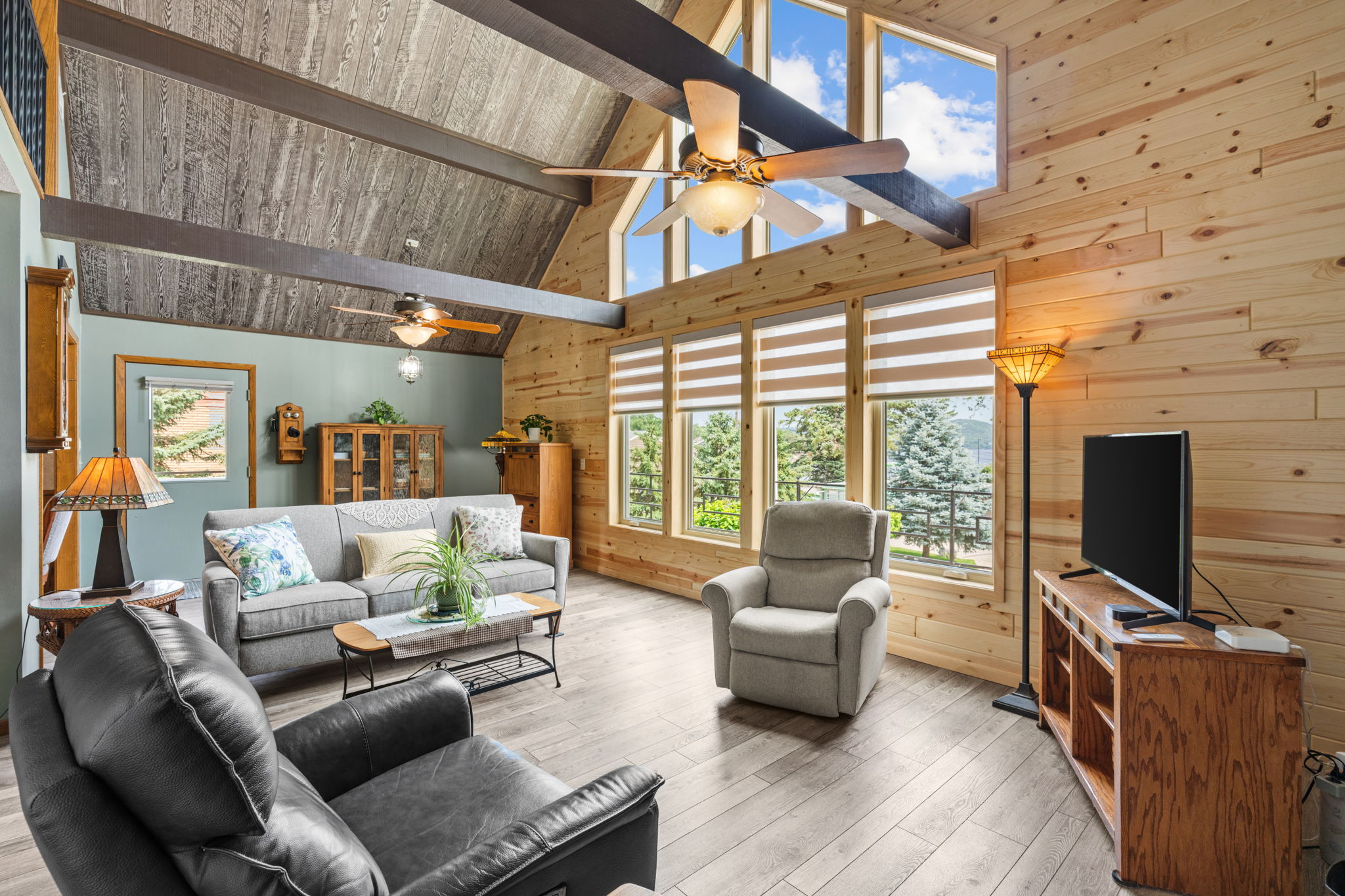  Scenic Chalet Retreat with Unforgettable Lake Pepin Views - 物件實景