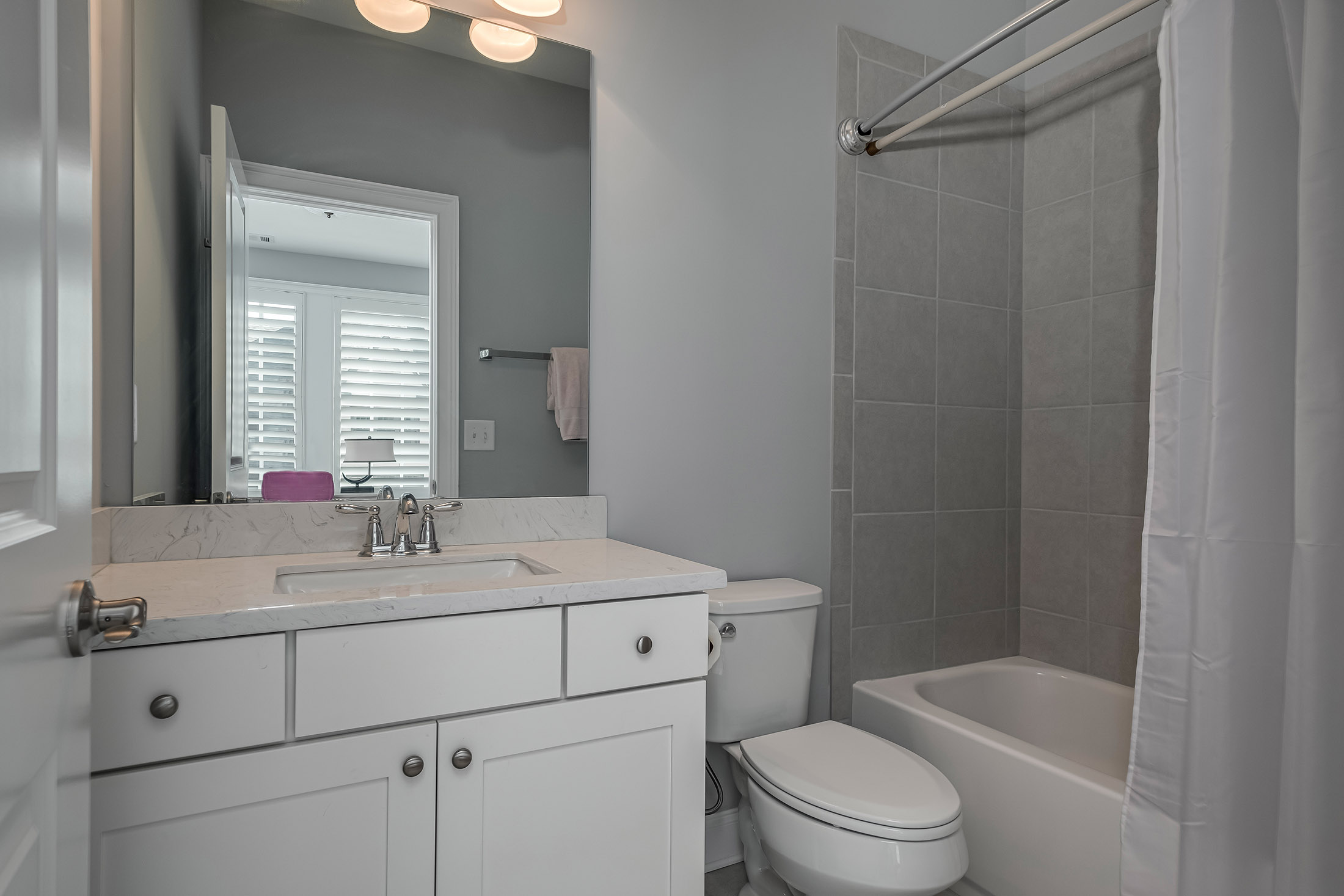  Sophisticated, Impeccably Maintained and Thoughtfully Upgraded Townhome - 物件實景