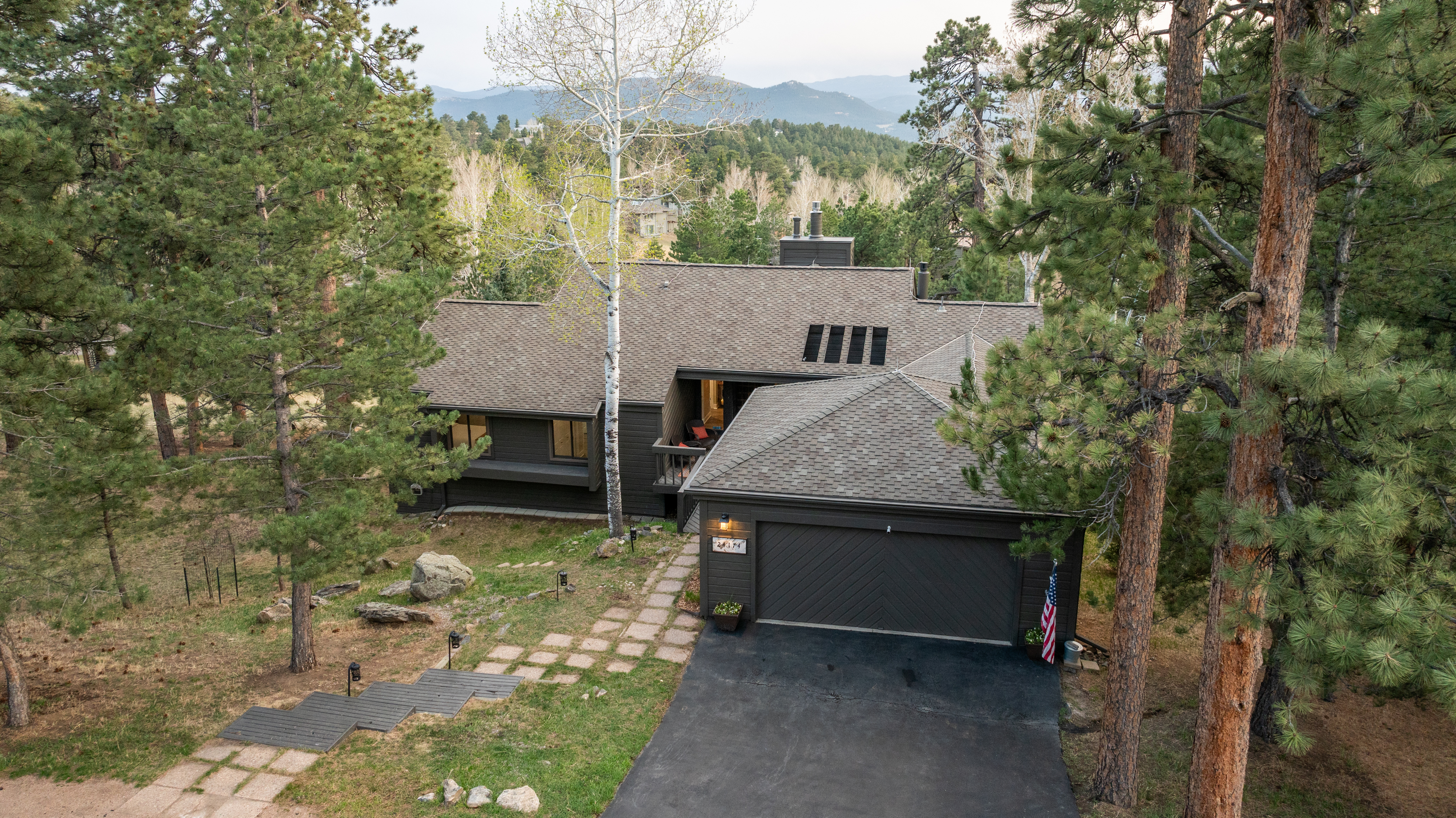  Thoughtfully Updated Throughout - 物件實景