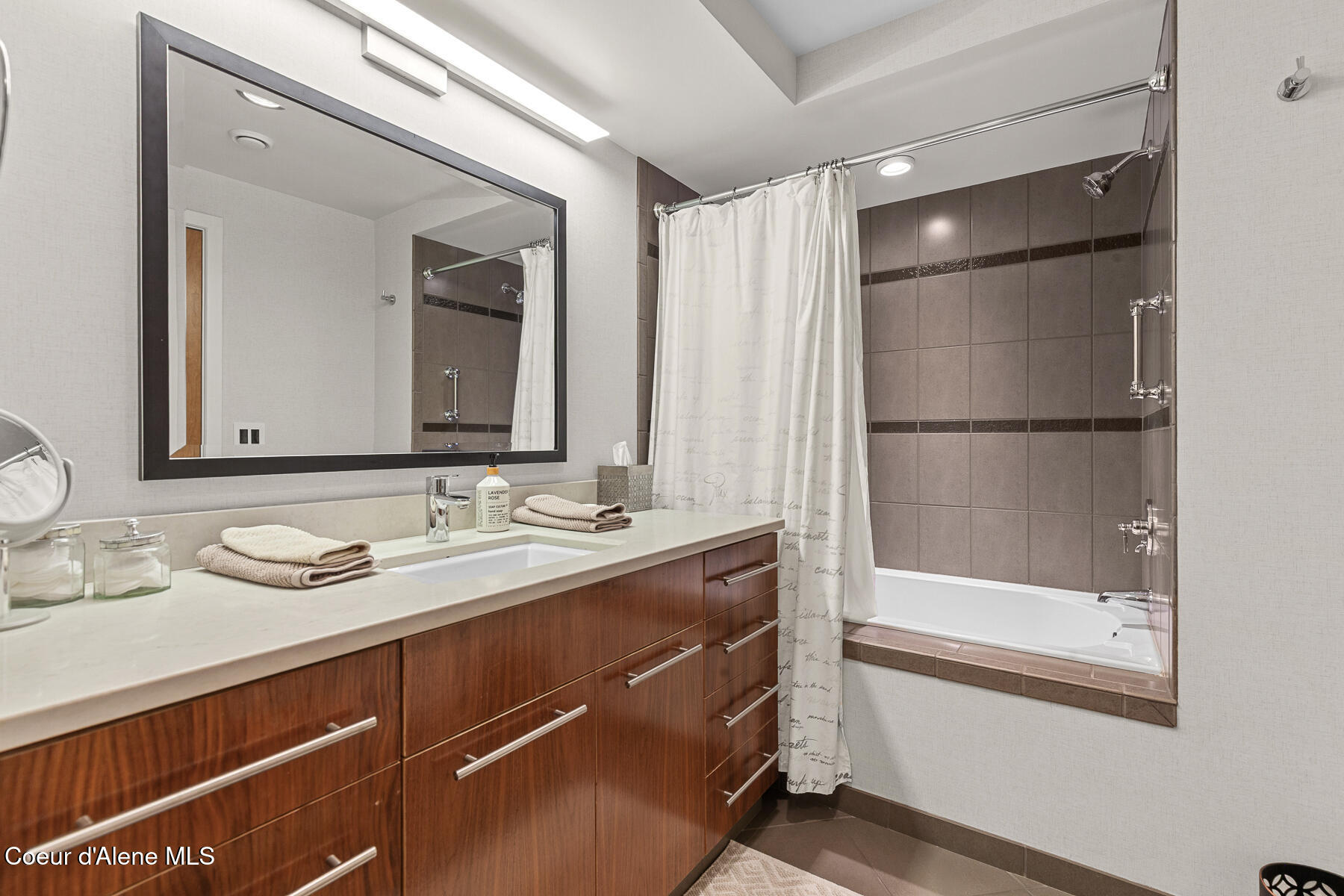 Coeur d'Alene, Idaho, 83814, United States, 2 Bedrooms Bedrooms, ,2 BathroomsBathrooms,Residential,For Sale,2007822