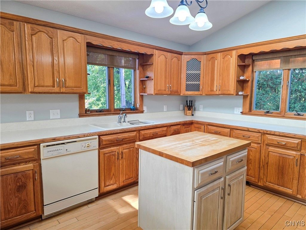 Sylvan Beach, New York, 13157, United States, 4 Bedrooms Bedrooms, ,2 BathroomsBathrooms,Residential,For Sale,1962557