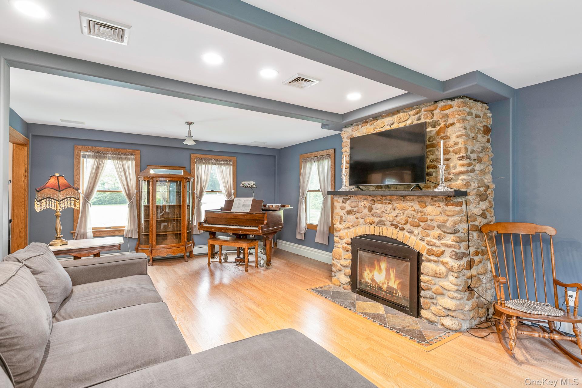 Manorville, New York, 11949, United States, 4 Bedrooms Bedrooms, ,2 BathroomsBathrooms,Residential,For Sale,1917125