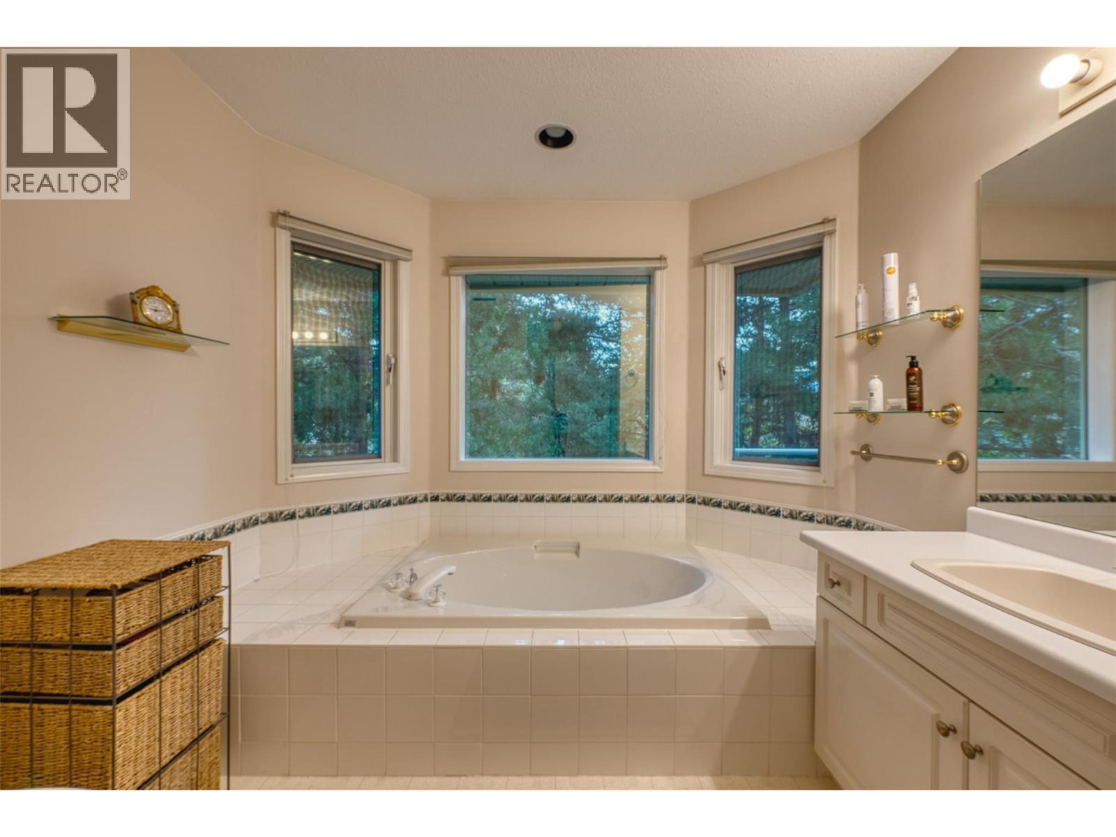 KELOWNA, British Columbia, V1V 1S6, CA, 3 Bedrooms Bedrooms, ,2 BathroomsBathrooms,Residential,For Sale,1951422