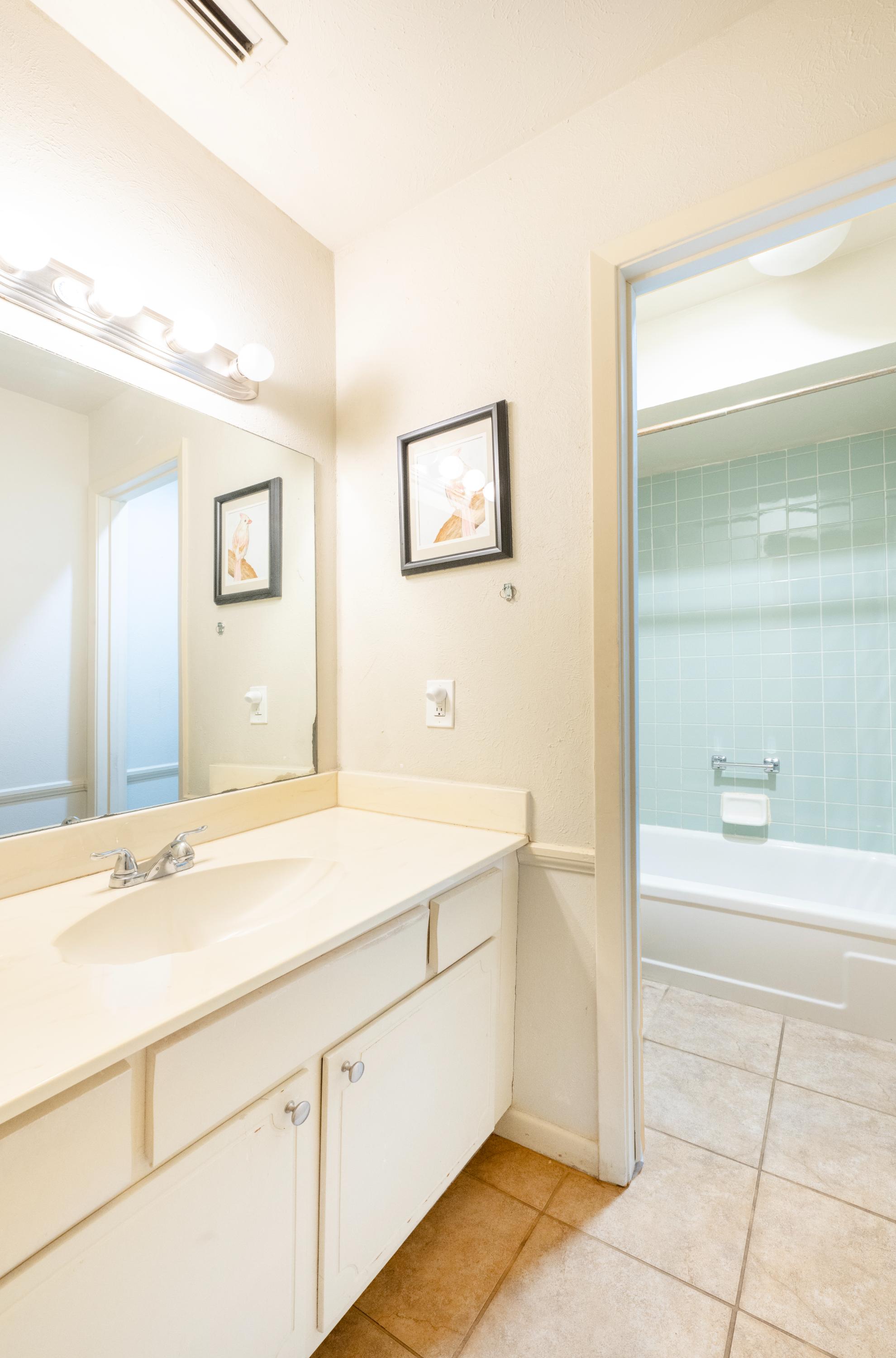  Comfort, Convenience, and Charm—Beautiful 3-Bedroom Townhome - 物件實景