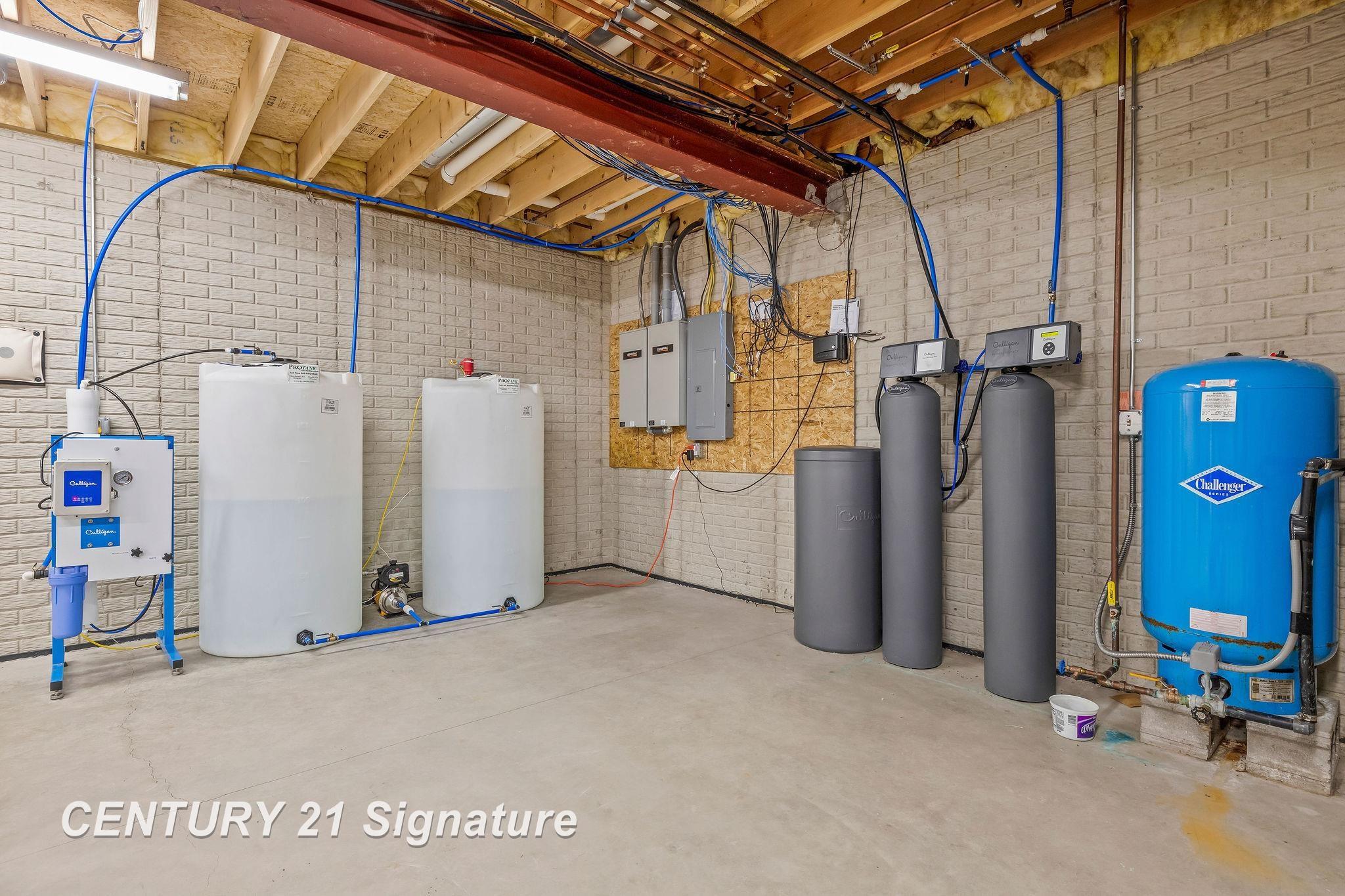 Freeland, Michigan, 48623, United States, 5 Bedrooms Bedrooms, ,4 BathroomsBathrooms,Residential,For Sale,1973671