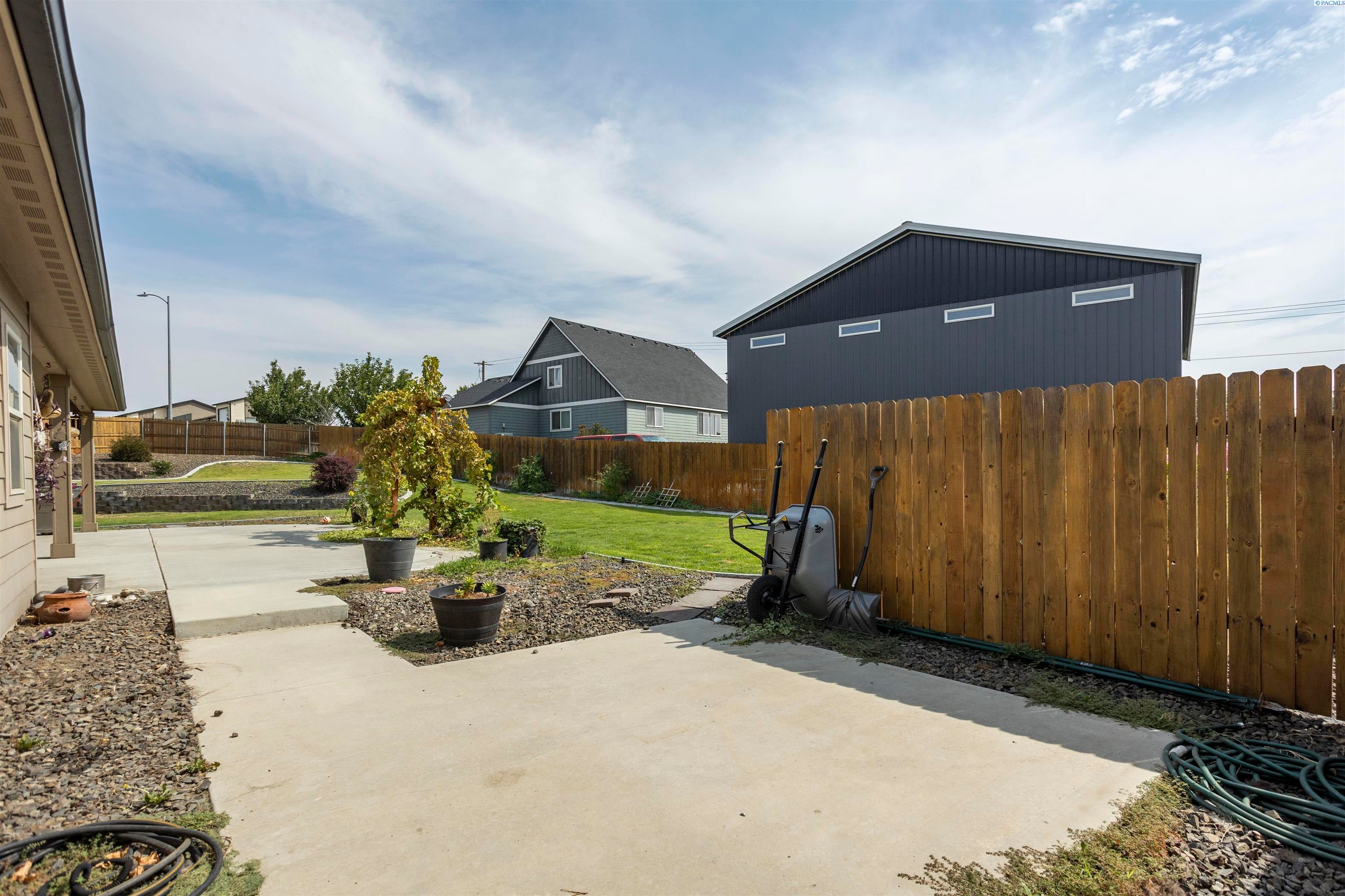 West Richland, Washington, 99353, United States, 4 Bedrooms Bedrooms, ,2 BathroomsBathrooms,Residential,For Sale,1944787