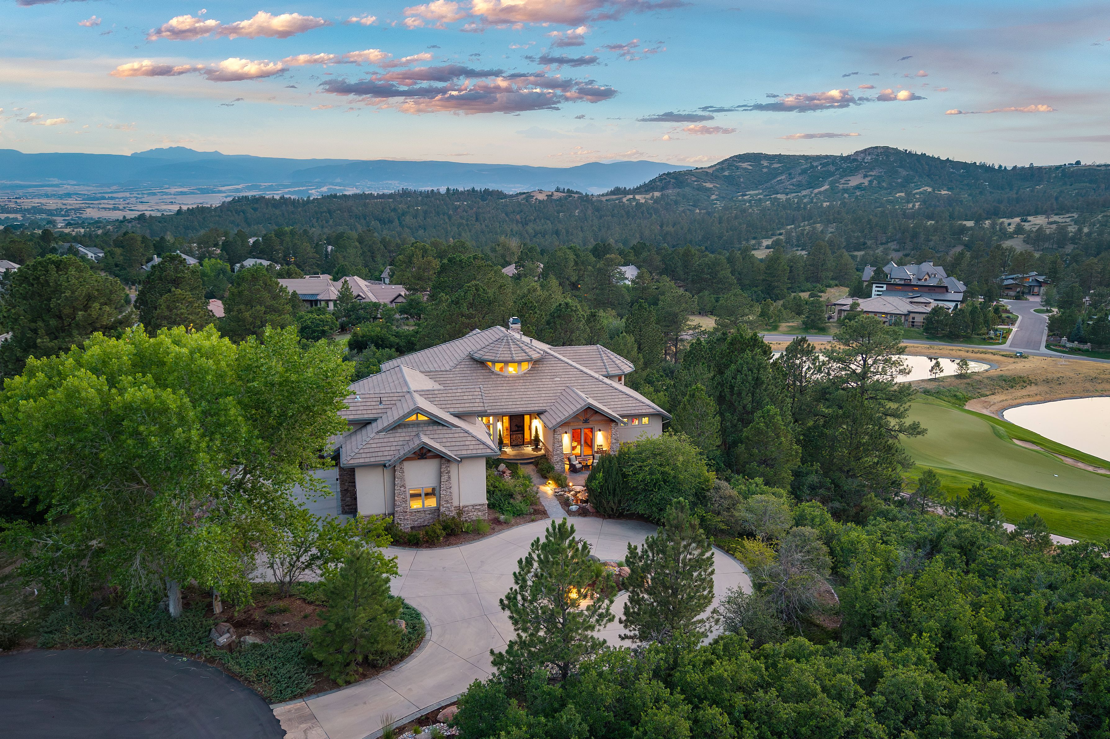  Tucked away on a quiet cul-de-sac in coveted Castle Pines Village - 物件實景