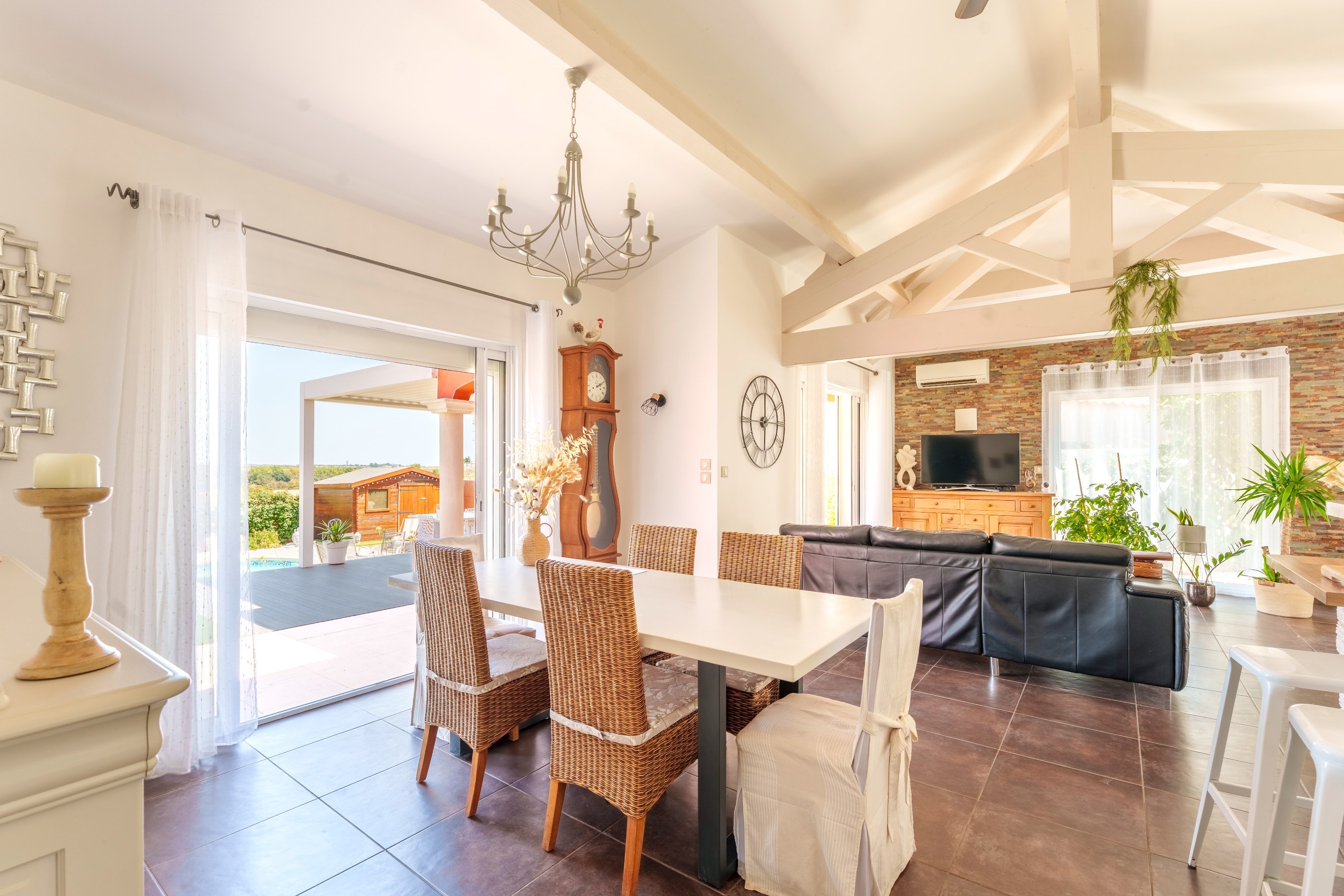  LIGHT-FILLED VILLA WITH POOL AND VINEYARD VIEWS - 物件實景