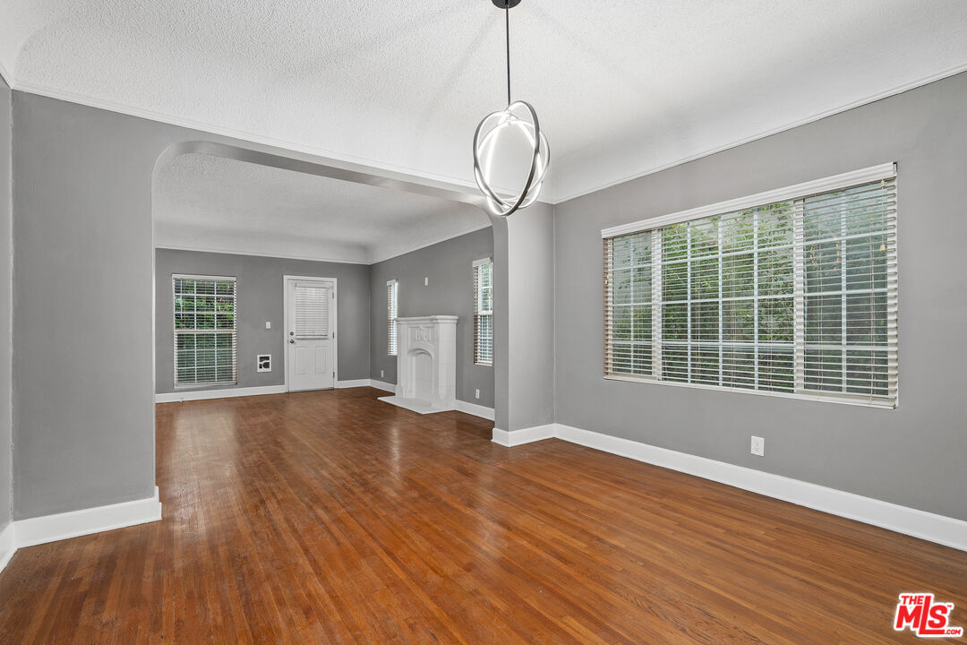 Los Angeles, California, 90019, United States, 6 Bedrooms Bedrooms, ,Residential,For Sale,1908523