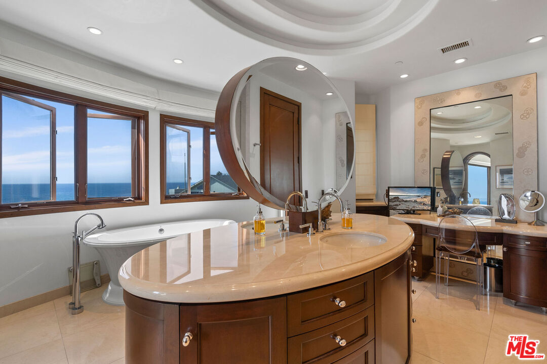 Malibu, California, 90265, United States, 3 Bedrooms Bedrooms, ,4 BathroomsBathrooms,Residential,For Sale,1855948